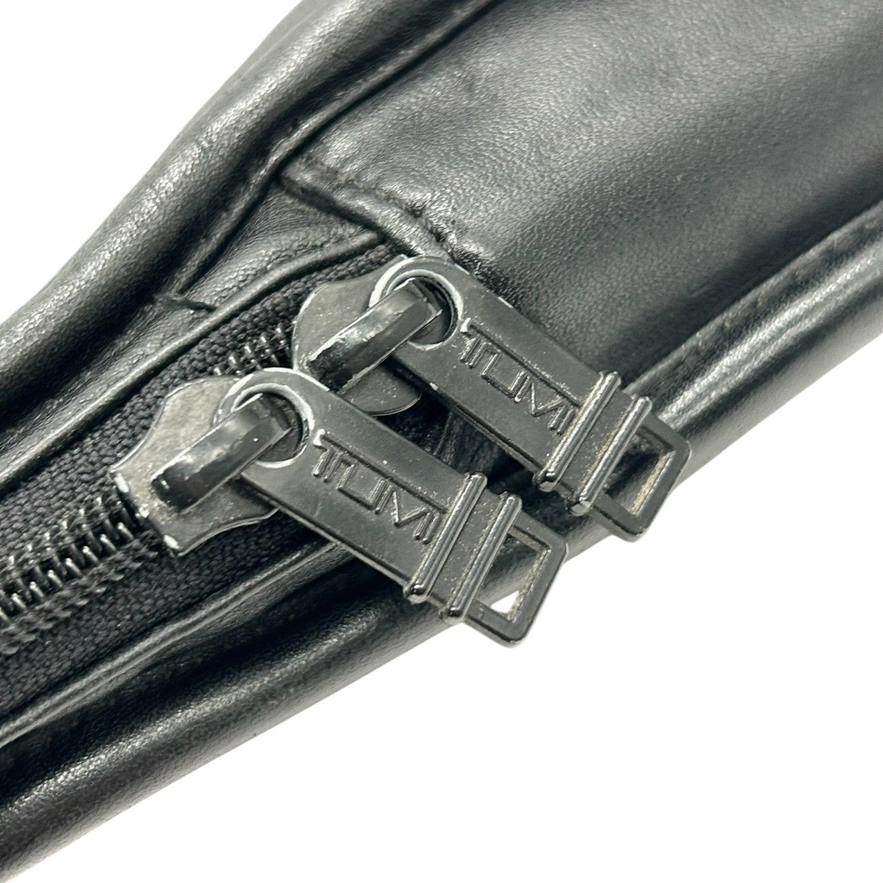 トゥミ TUMI ビジネスバッグ ブリーフケース ハンドバッグ 907D3 高級 レザー 本革 ナッパレザー A4 PC収納可 ラップトップケース ブラック 黒 メンズ 紳士 通勤 ビジネス スタイリッシュ スリム 薄型 フォーマル エレガント 高耐久 X3