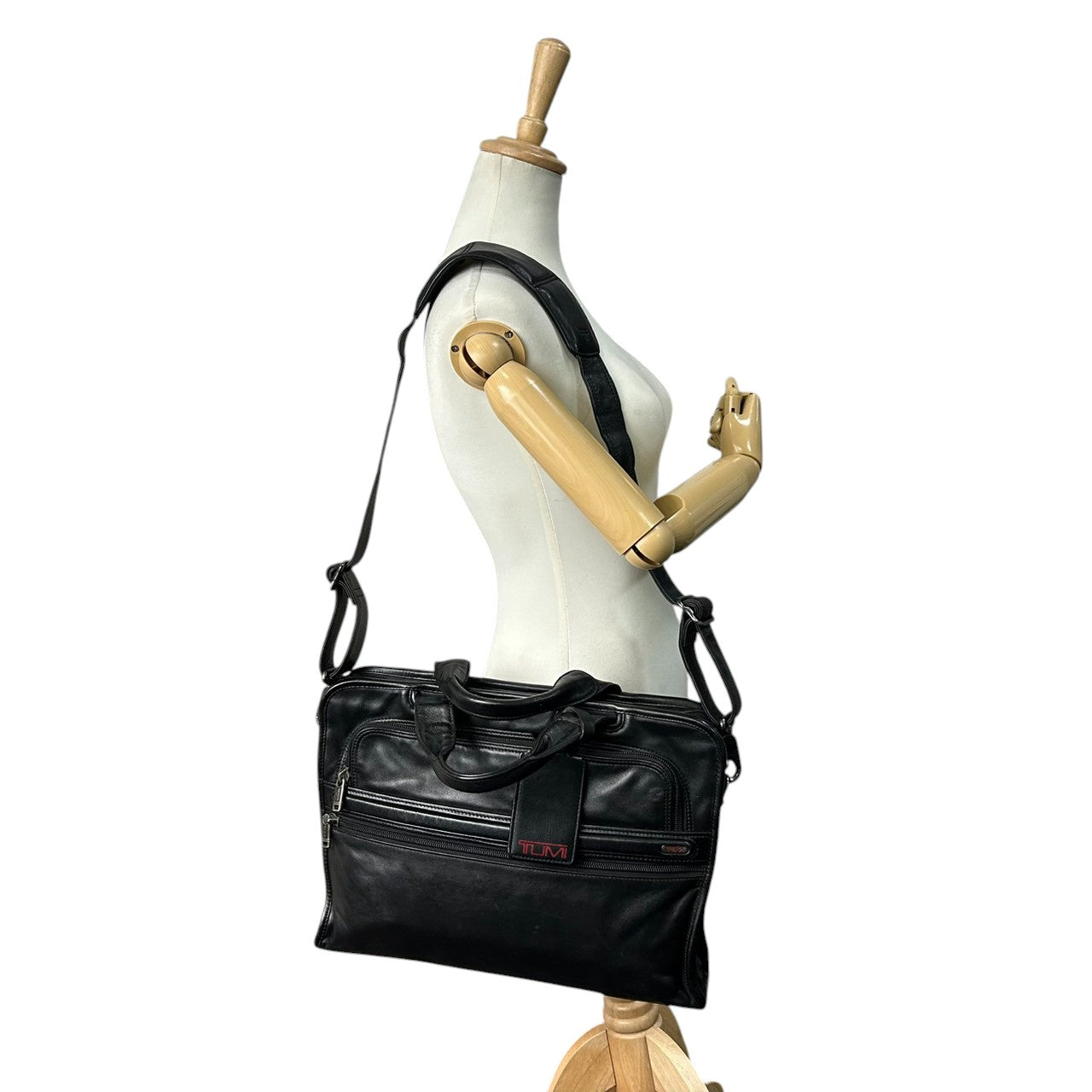 【美品】トゥミ TUMI ビジネスバッグ ブリーフケース 2WAY ショルダーバッグ 96101D4 レザー 本革 ナッパレザー ブラック 黒 A4 PC収納可 メンズ 通勤 出張 書類鞄 エレガント フォーマル 高耐久 ネームタグ付き X3