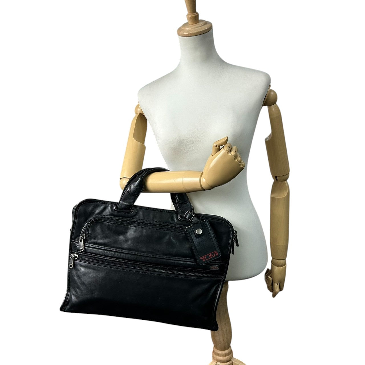 【美品】トゥミ TUMI ビジネスバッグ ブリーフケース 2WAY ショルダーバッグ 96101D4 レザー 本革 ナッパレザー ブラック 黒 A4 PC収納可 メンズ 通勤 出張 書類鞄 エレガント フォーマル 高耐久 ネームタグ付き X3