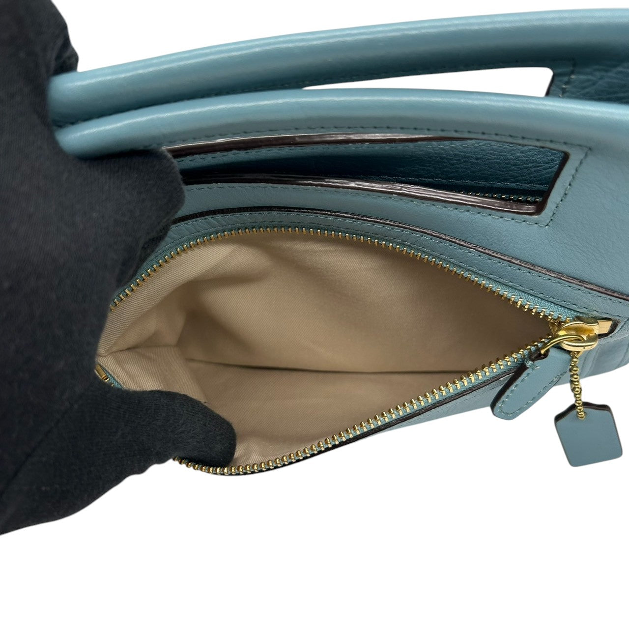 【美品】コーチ COACH ハンドバッグ クラッチバッグ 2WAY カットアウトハンドル レザー 本革 くすみブルー 水色 ライトブルー ゴールド金具 ロゴ レディース エレガント フェミニン パーティ カジュアル s97