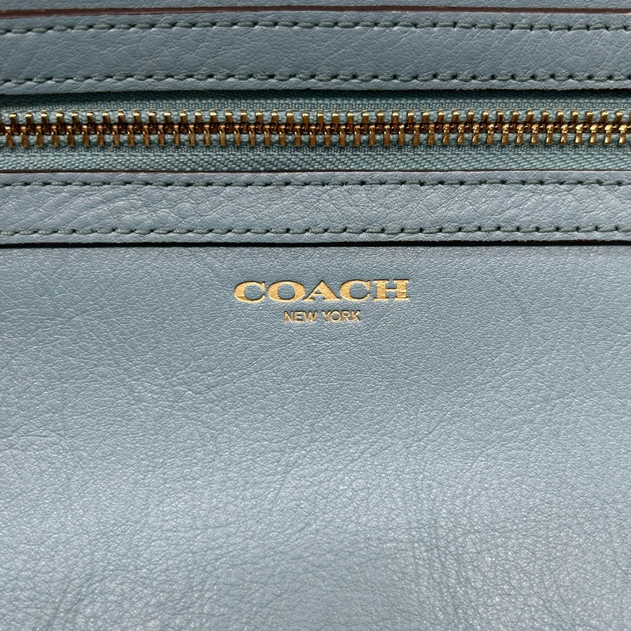 【美品】コーチ COACH ハンドバッグ クラッチバッグ 2WAY カットアウトハンドル レザー 本革 くすみブルー 水色 ライトブルー ゴールド金具 ロゴ レディース エレガント フェミニン パーティ カジュアル s97
