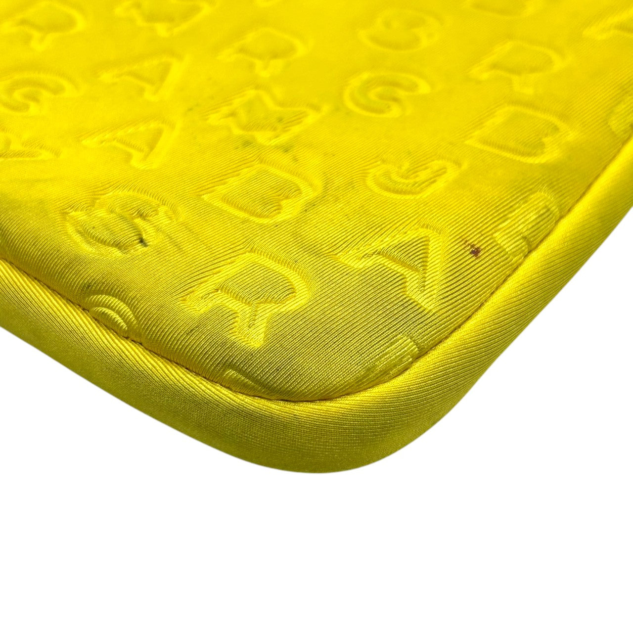 マークバイマークジェイコブス PCケース タブレットケース ラップトップ クラッチ A4 書類 モノグラム エンボスロゴ ネオプレン イエロー メンズ レディース ユニセックス ポップ カジュアル スタイリッシュ s97