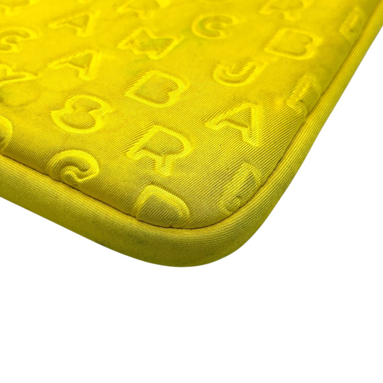 マークバイマークジェイコブス PCケース タブレットケース ラップトップ クラッチ A4 書類 モノグラム エンボスロゴ ネオプレン イエロー メンズ レディース ユニセックス ポップ カジュアル スタイリッシュ s97