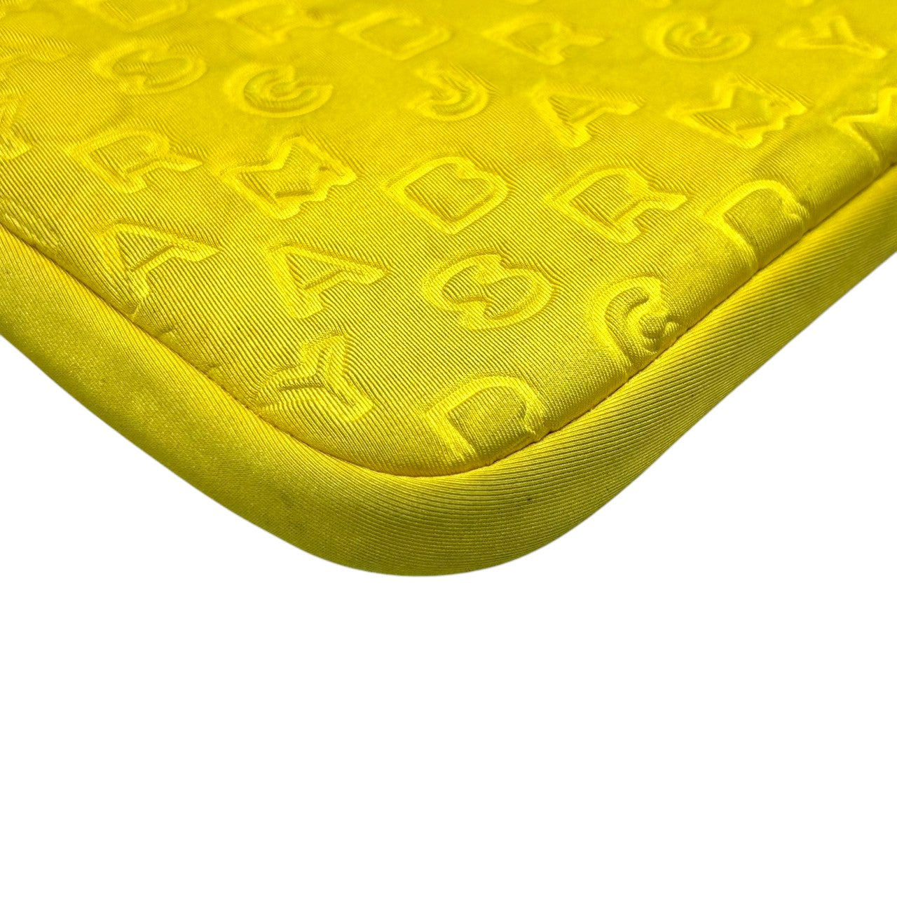 マークバイマークジェイコブス PCケース タブレットケース ラップトップ クラッチ A4 書類 モノグラム エンボスロゴ ネオプレン イエロー メンズ レディース ユニセックス ポップ カジュアル スタイリッシュ s97