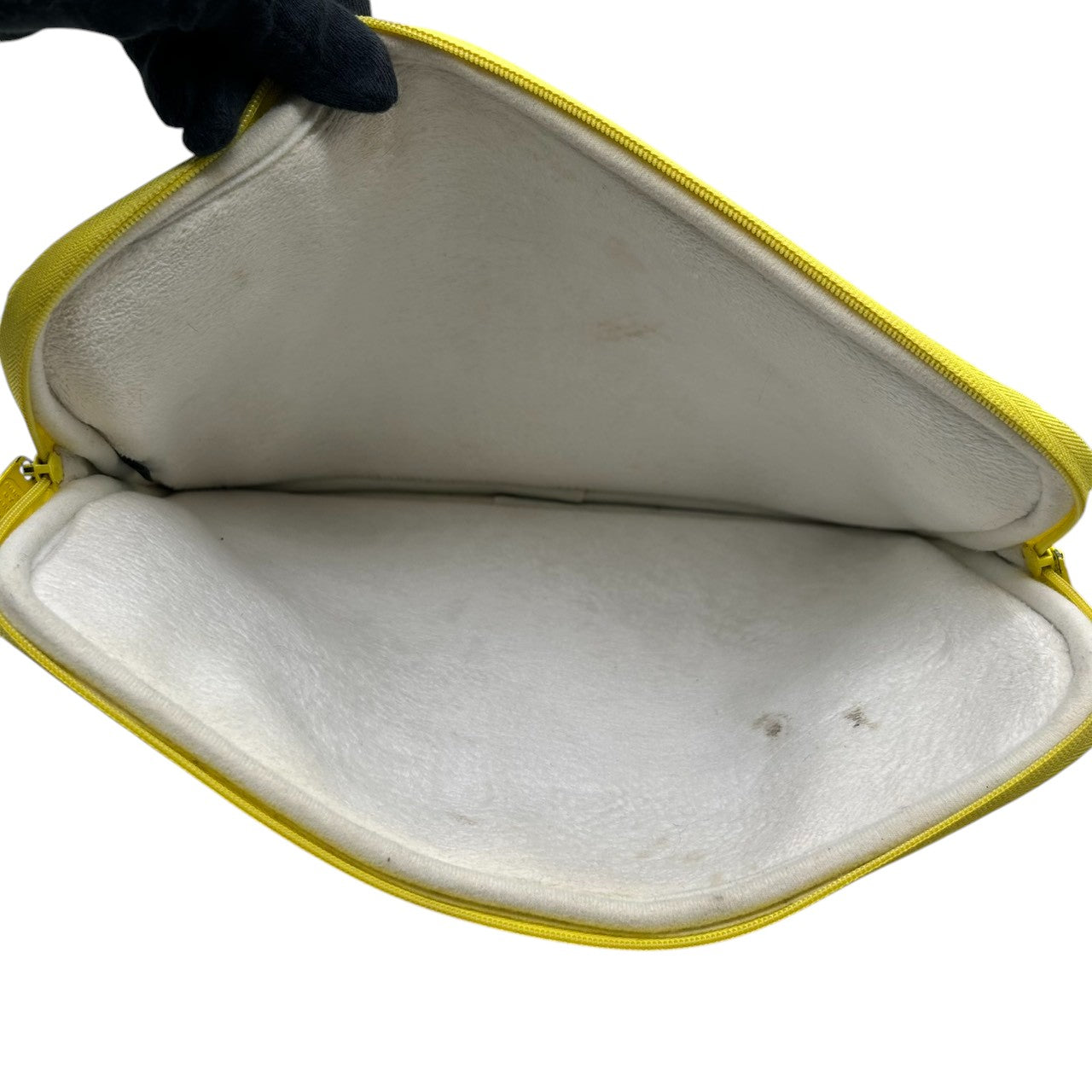 マークバイマークジェイコブス PCケース タブレットケース ラップトップ クラッチ A4 書類 モノグラム エンボスロゴ ネオプレン イエロー メンズ レディース ユニセックス ポップ カジュアル スタイリッシュ s97