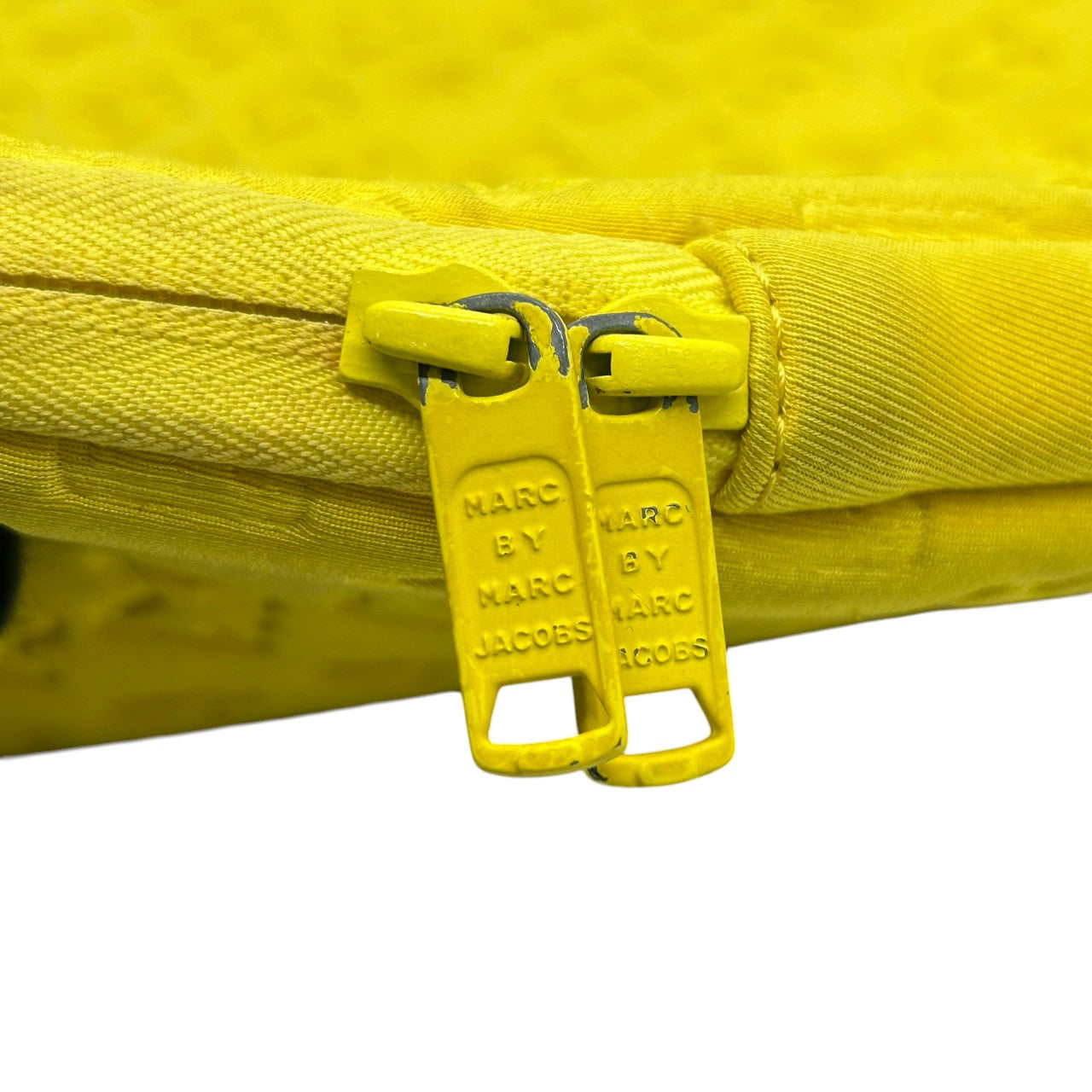 マークバイマークジェイコブス PCケース タブレットケース ラップトップ クラッチ A4 書類 モノグラム エンボスロゴ ネオプレン イエロー メンズ レディース ユニセックス ポップ カジュアル スタイリッシュ s97