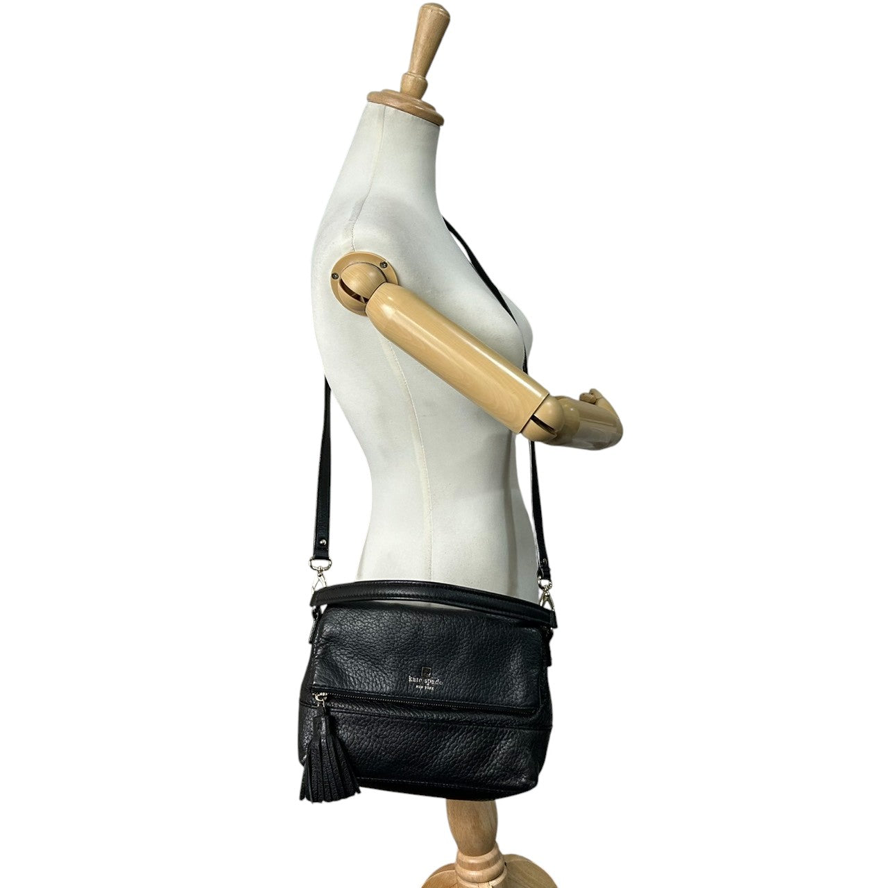 【美品】ケイトスペード 2WAY ハンドバッグ ショルダーバッグ フラップ 斜め掛け可 クラッチバッグ タッセル シボ革 レザー ブラック ロゴ レディース ゴールド金具 エレガント フォーマル デート パーティ s70