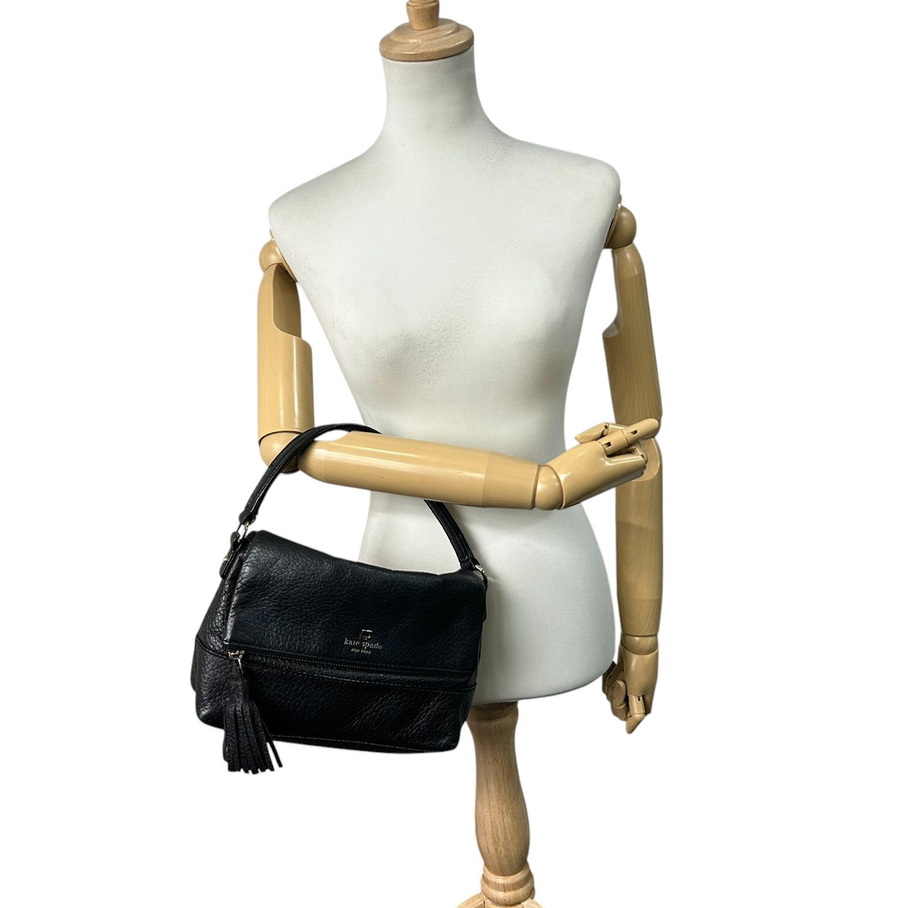 【美品】ケイトスペード 2WAY ハンドバッグ ショルダーバッグ フラップ 斜め掛け可 クラッチバッグ タッセル シボ革 レザー ブラック ロゴ レディース ゴールド金具 エレガント フォーマル デート パーティ s70