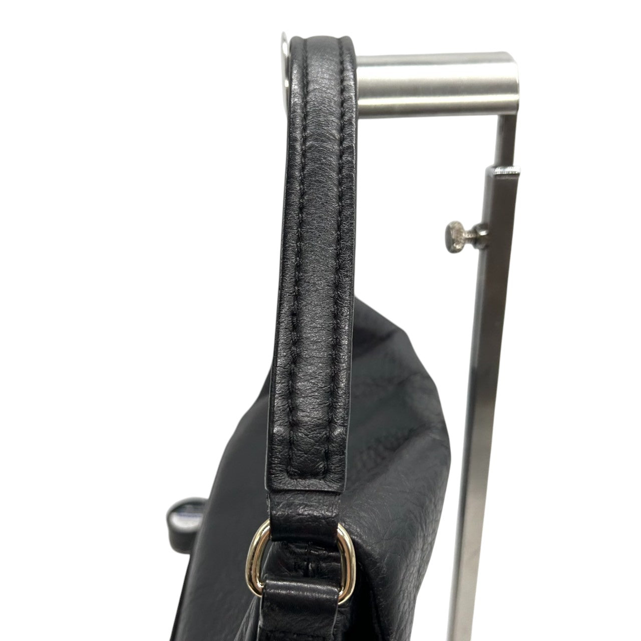 【美品】ケイトスペード 2WAY ハンドバッグ ショルダーバッグ フラップ 斜め掛け可 クラッチバッグ タッセル シボ革 レザー ブラック ロゴ レディース ゴールド金具 エレガント フォーマル デート パーティ s70