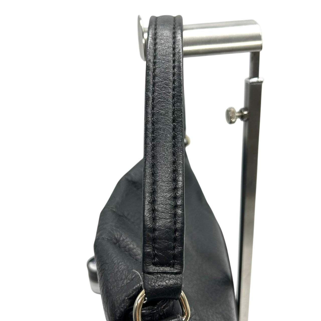 【美品】ケイトスペード 2WAY ハンドバッグ ショルダーバッグ フラップ 斜め掛け可 クラッチバッグ タッセル シボ革 レザー ブラック ロゴ レディース ゴールド金具 エレガント フォーマル デート パーティ s70