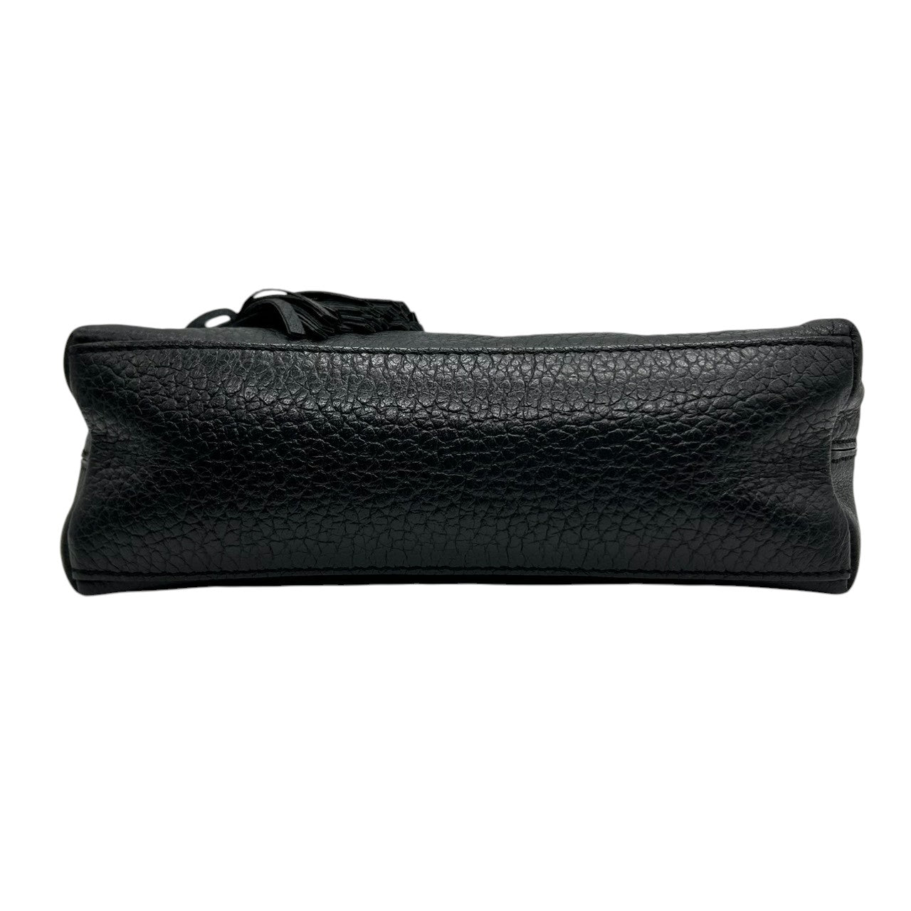 【美品】ケイトスペード 2WAY ハンドバッグ ショルダーバッグ フラップ 斜め掛け可 クラッチバッグ タッセル シボ革 レザー ブラック ロゴ レディース ゴールド金具 エレガント フォーマル デート パーティ s70