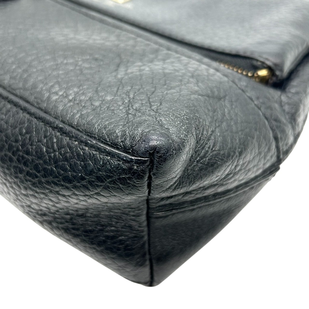 【美品】ケイトスペード 2WAY ハンドバッグ ショルダーバッグ フラップ 斜め掛け可 クラッチバッグ タッセル シボ革 レザー ブラック ロゴ レディース ゴールド金具 エレガント フォーマル デート パーティ s70