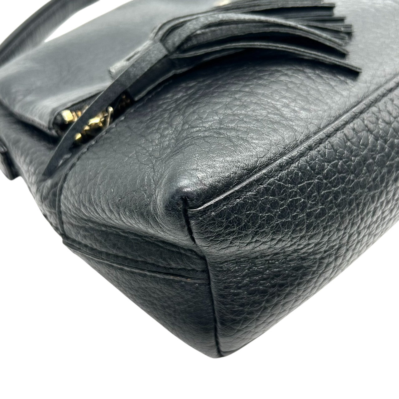 【美品】ケイトスペード 2WAY ハンドバッグ ショルダーバッグ フラップ 斜め掛け可 クラッチバッグ タッセル シボ革 レザー ブラック ロゴ レディース ゴールド金具 エレガント フォーマル デート パーティ s70