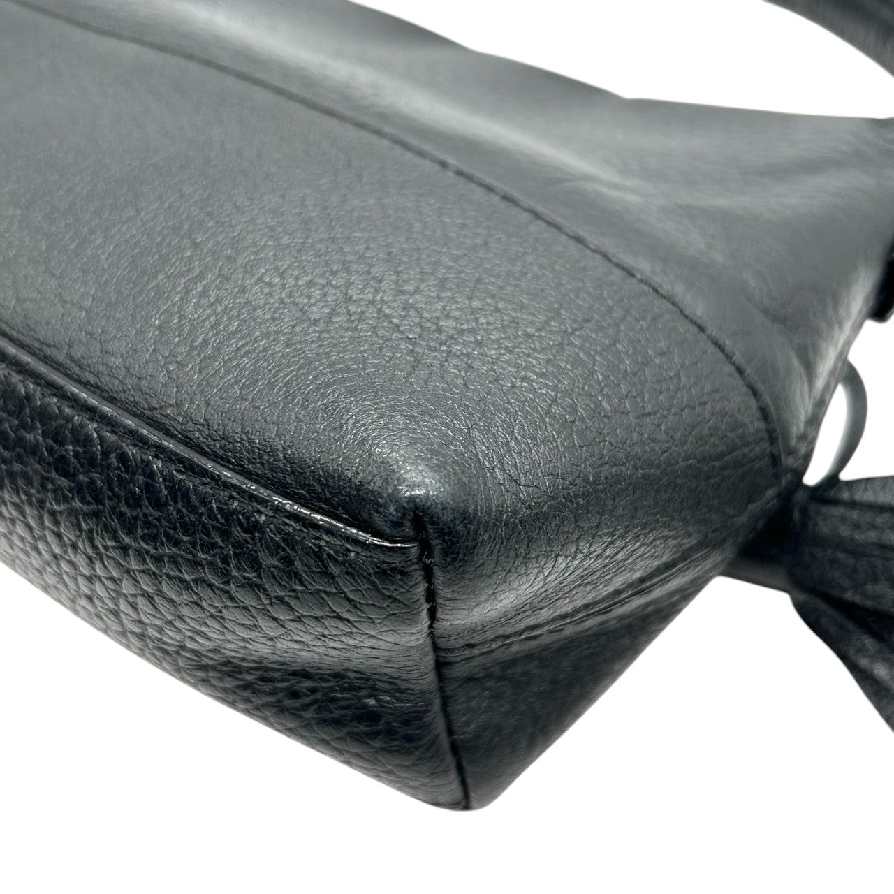 【美品】ケイトスペード 2WAY ハンドバッグ ショルダーバッグ フラップ 斜め掛け可 クラッチバッグ タッセル シボ革 レザー ブラック ロゴ レディース ゴールド金具 エレガント フォーマル デート パーティ s70