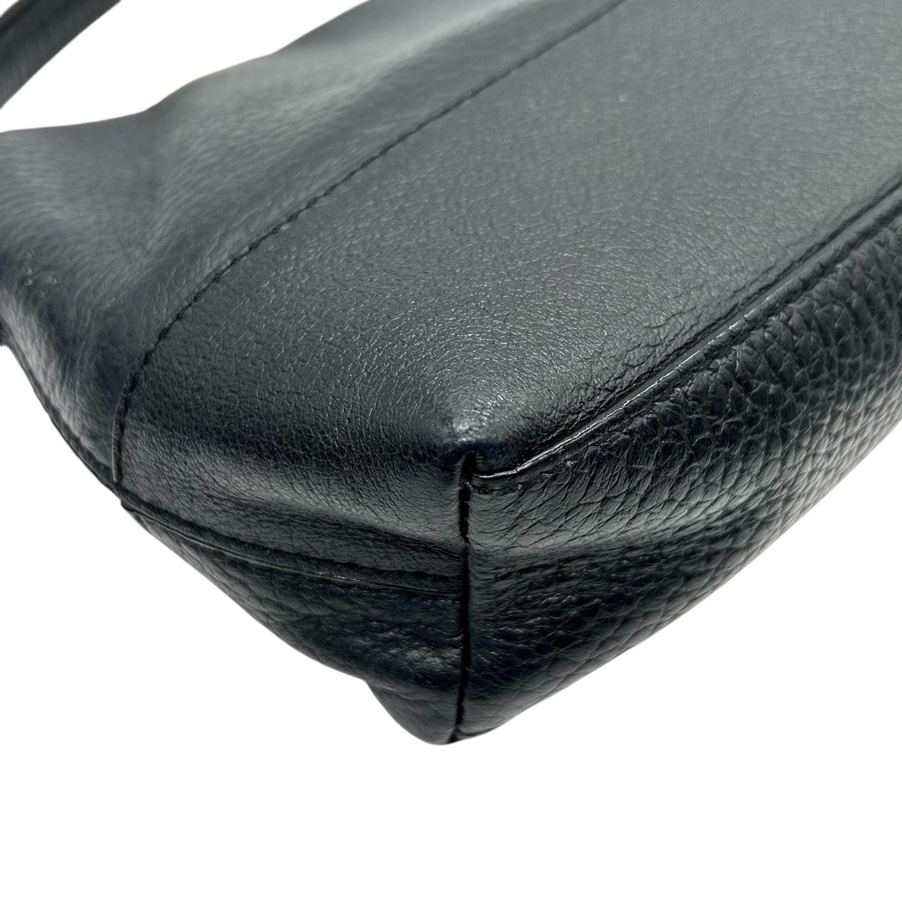 【美品】ケイトスペード 2WAY ハンドバッグ ショルダーバッグ フラップ 斜め掛け可 クラッチバッグ タッセル シボ革 レザー ブラック ロゴ レディース ゴールド金具 エレガント フォーマル デート パーティ s70