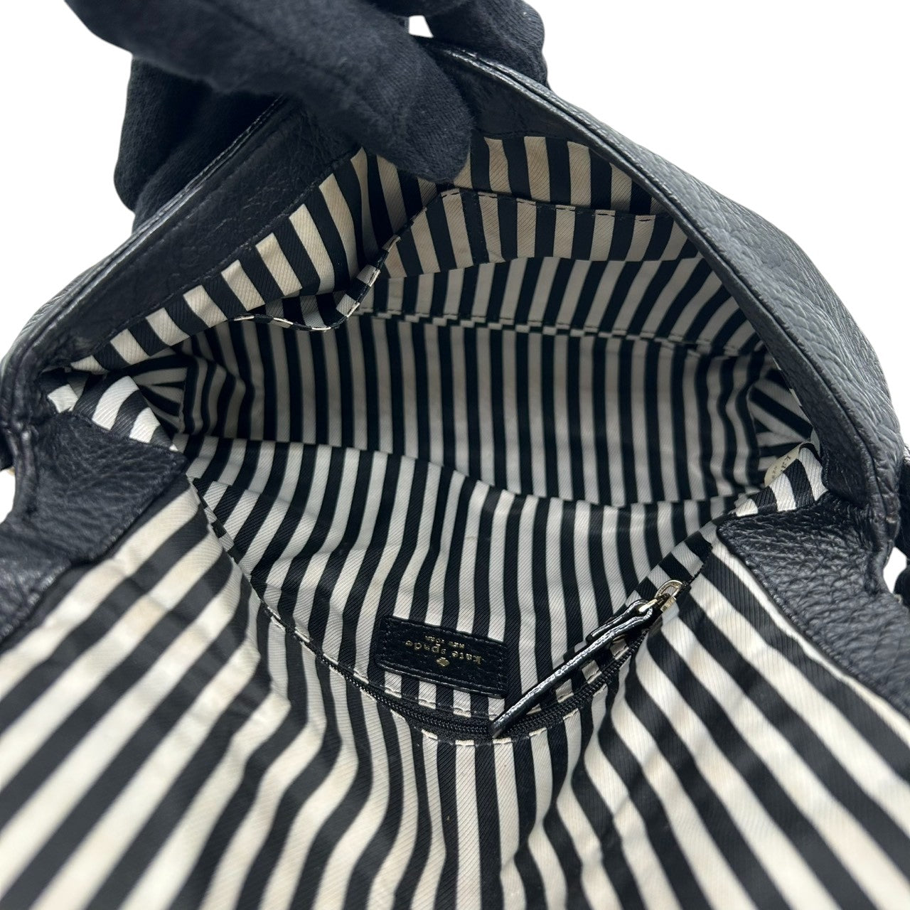 【美品】ケイトスペード 2WAY ハンドバッグ ショルダーバッグ フラップ 斜め掛け可 クラッチバッグ タッセル シボ革 レザー ブラック ロゴ レディース ゴールド金具 エレガント フォーマル デート パーティ s70