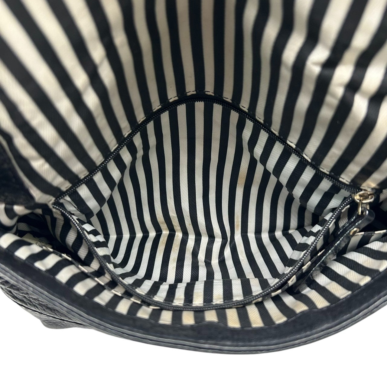 【美品】ケイトスペード 2WAY ハンドバッグ ショルダーバッグ フラップ 斜め掛け可 クラッチバッグ タッセル シボ革 レザー ブラック ロゴ レディース ゴールド金具 エレガント フォーマル デート パーティ s70