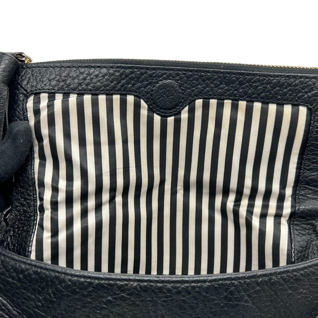 【美品】ケイトスペード 2WAY ハンドバッグ ショルダーバッグ フラップ 斜め掛け可 クラッチバッグ タッセル シボ革 レザー ブラック ロゴ レディース ゴールド金具 エレガント フォーマル デート パーティ s70