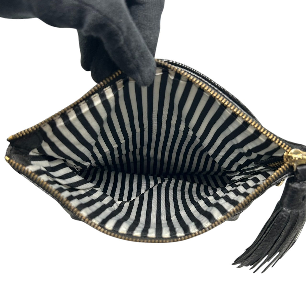 【美品】ケイトスペード 2WAY ハンドバッグ ショルダーバッグ フラップ 斜め掛け可 クラッチバッグ タッセル シボ革 レザー ブラック ロゴ レディース ゴールド金具 エレガント フォーマル デート パーティ s70