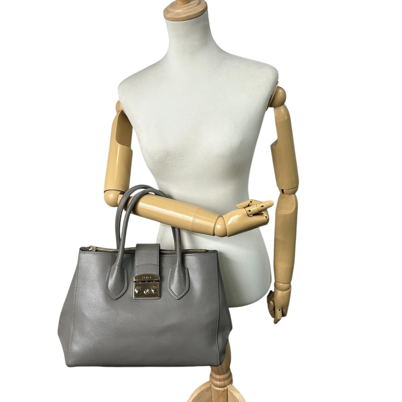 【美品】フルラ FURLA テッサ TESSA ハンドバッグ トートバッグ 自立可 A4収納可 レザー 本革 サフィアーノ グレー シルバー金具 プッシュロック レディース 通勤 通学 ビジネス フォーマル エレガント s70