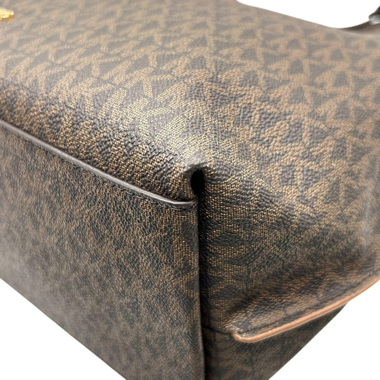 【未使用級/美品】マイケルコース ショルダーバッグ ワンショルダー ホーボーバッグ シグネチャー MKロゴチャーム PVC レザー ブラウン A4 大容量 自立可 レディース 通勤 通学 エレガント カジュアル s80