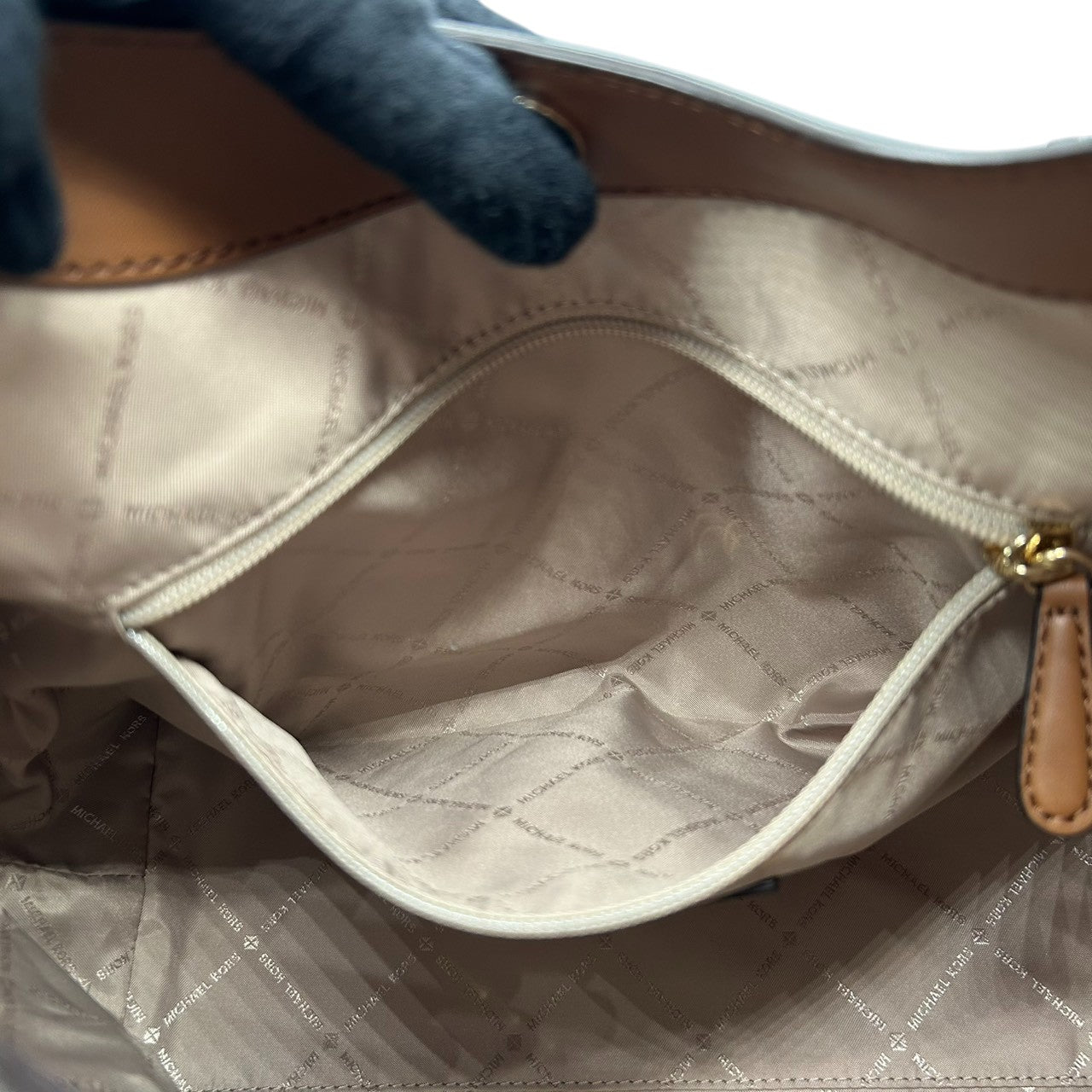 【未使用級/美品】マイケルコース ショルダーバッグ ワンショルダー ホーボーバッグ シグネチャー MKロゴチャーム PVC レザー ブラウン A4 大容量 自立可 レディース 通勤 通学 エレガント カジュアル s80