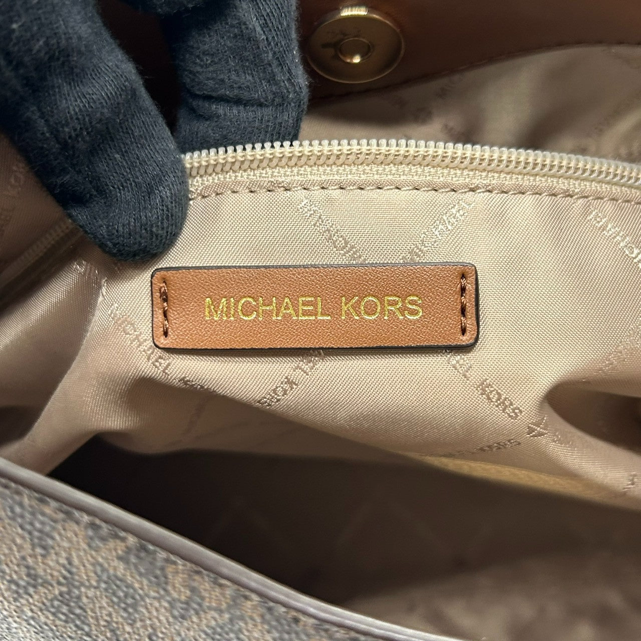 【未使用級/美品】マイケルコース ショルダーバッグ ワンショルダー ホーボーバッグ シグネチャー MKロゴチャーム PVC レザー ブラウン A4 大容量 自立可 レディース 通勤 通学 エレガント カジュアル s80