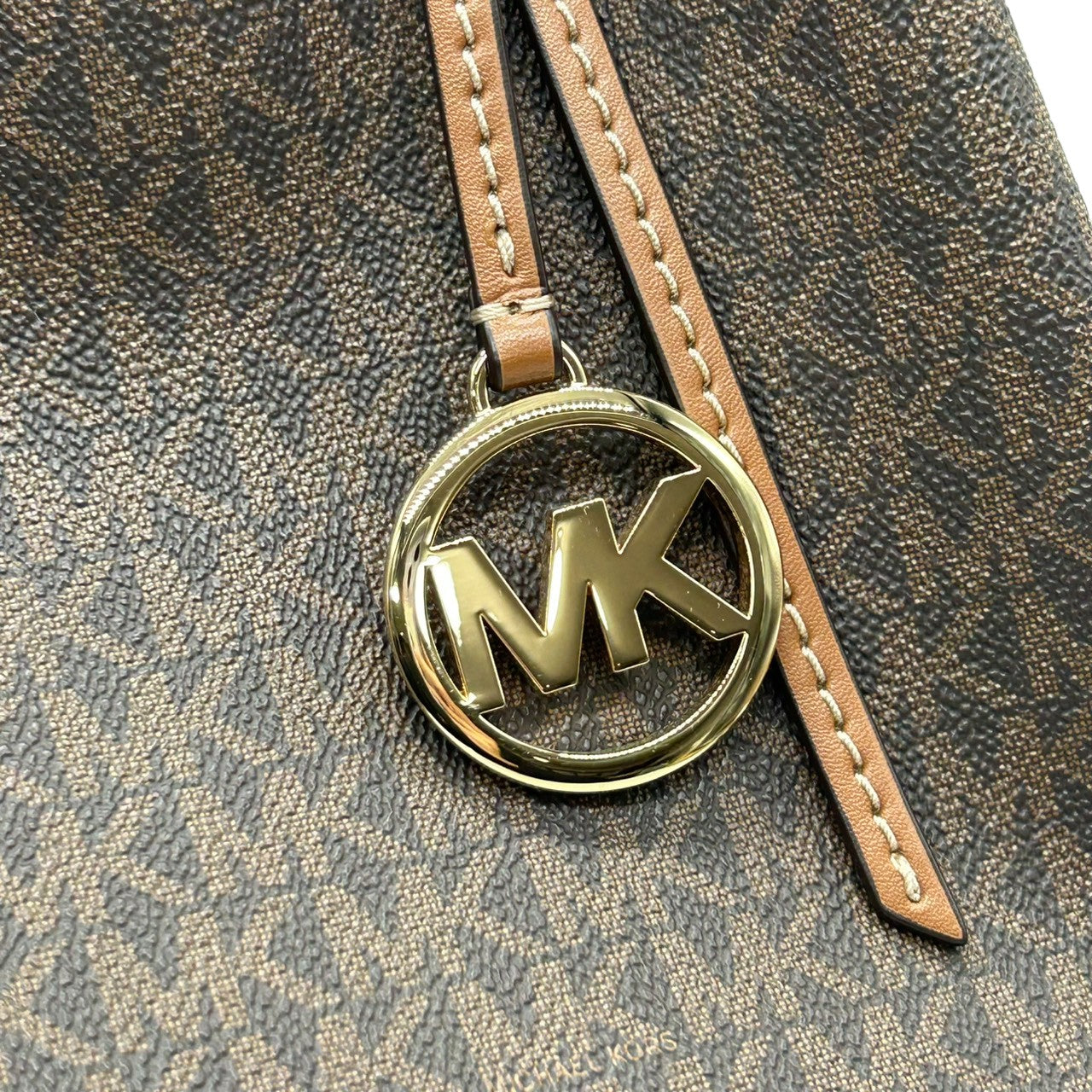 【未使用級/美品】マイケルコース ショルダーバッグ ワンショルダー ホーボーバッグ シグネチャー MKロゴチャーム PVC レザー ブラウン A4 大容量 自立可 レディース 通勤 通学 エレガント カジュアル s80