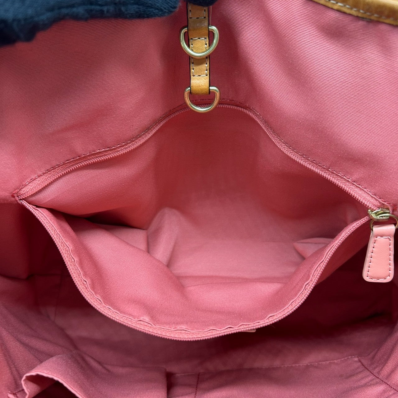 【美品】コーチ トートバッグ ハンドバッグ ワンショルダー F23621 A4収納可 シグネチャー PVC パテント レザー ピンク ブラウン レディース 大容量 軽量 通勤 通学 カジュアル フェミニン かわいい s80トートバッグ