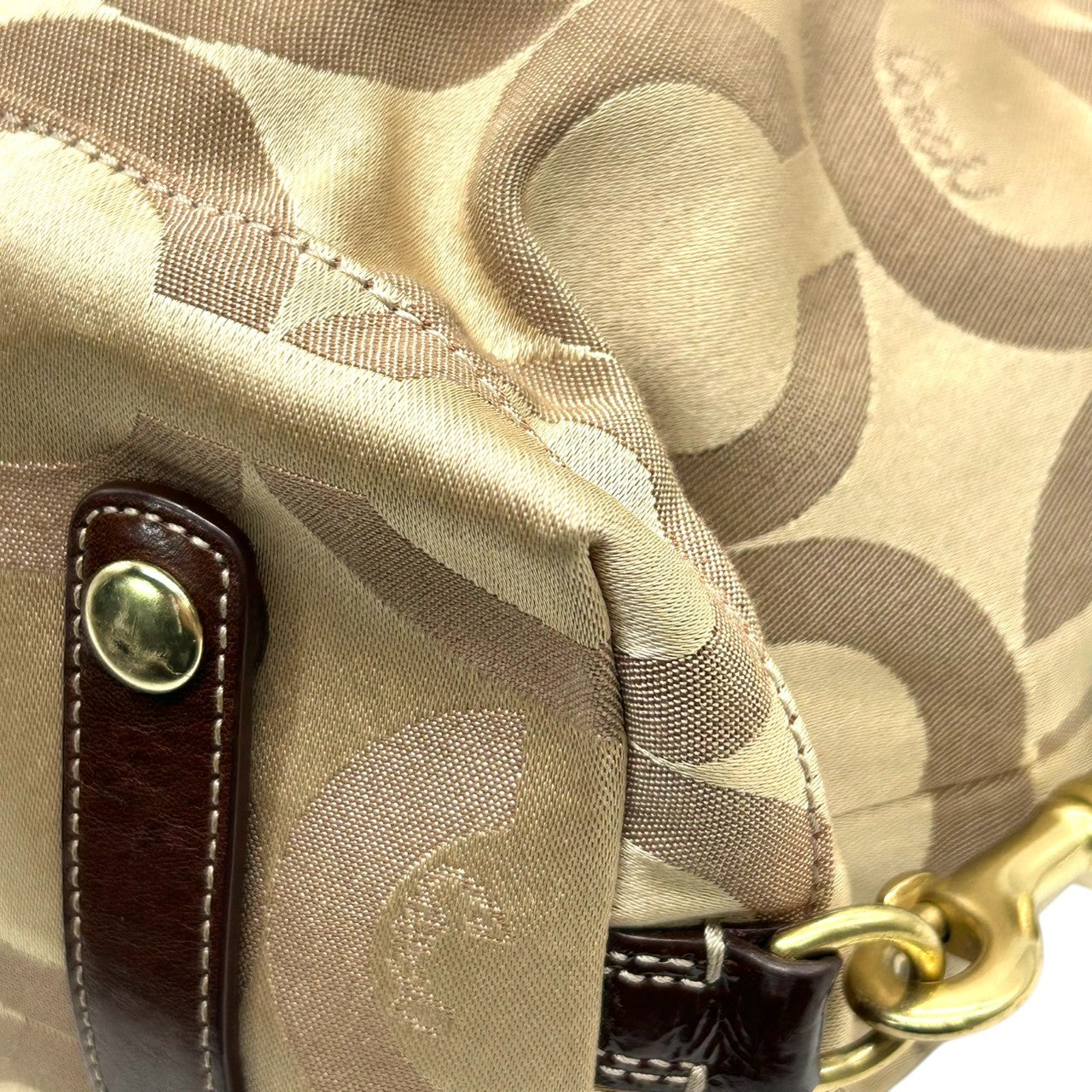 コーチ COACH ハンドバッグ ミニボストン サッチェル シグネチャー オプアート キャンバス パテント レザー ブラウン ベージュ レディース ゴールド金具 ロゴ エレガント フェミニン クラシック コンパクト s80