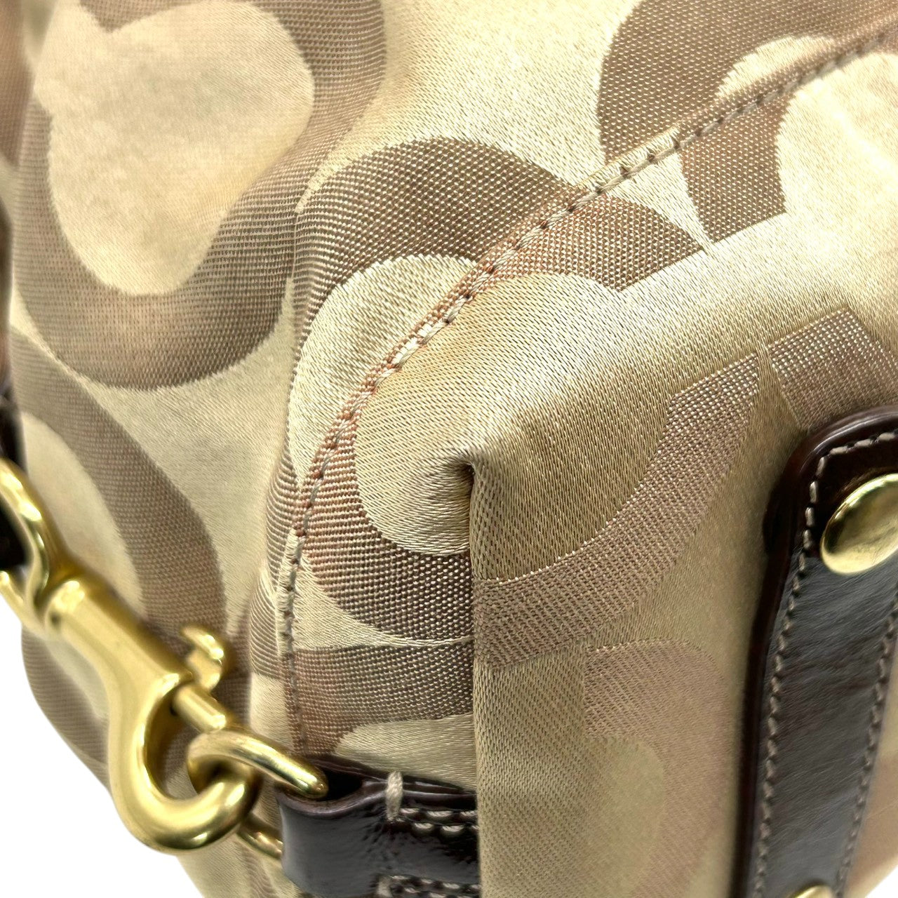 コーチ COACH ハンドバッグ ミニボストン サッチェル シグネチャー オプアート キャンバス パテント レザー ブラウン ベージュ レディース ゴールド金具 ロゴ エレガント フェミニン クラシック コンパクト s80