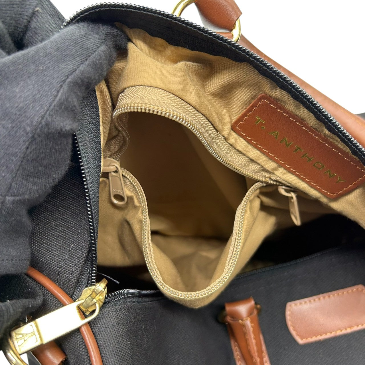 【美品】ティーアンソニー ボストンバッグ 2WAY ショルダーバッグ 斜め掛け可 大容量 旅行鞄 トラベル キャンバス レザー ブラック ブラウン メンズ レディース ユニセックス 出張 ゴルフ クラシック エレガント ネームタグ付き X3