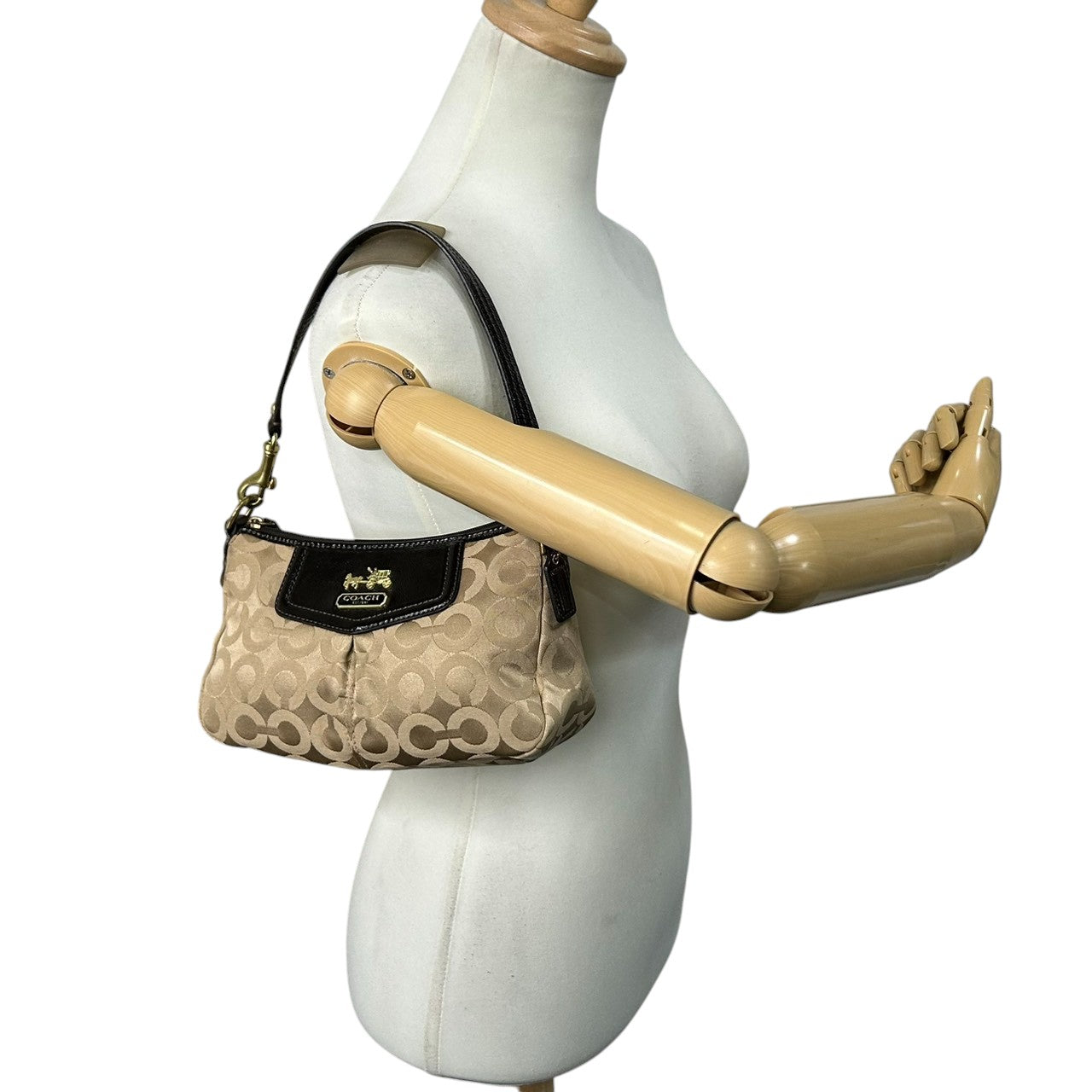 コーチ COACH ハンドバッグ アクセサリーポーチ ワンショルダー 43265 オプアート シグネチャー キャンバス パテント レザー ベージュ ダークブラウン レディース ホース&キャリッジ ゴールド金具 フェミニン エレガント クラシック s80