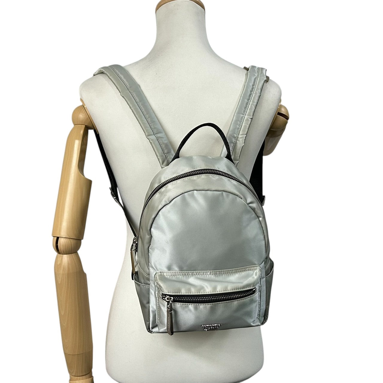 サマンサタバサ ミニリュック バックパック デイパック ナイロン メタリック シルバー ライトブルー ロゴ レディース 軽量 カジュアル フェミニン ガーリー 普段使い デート お出かけ U3