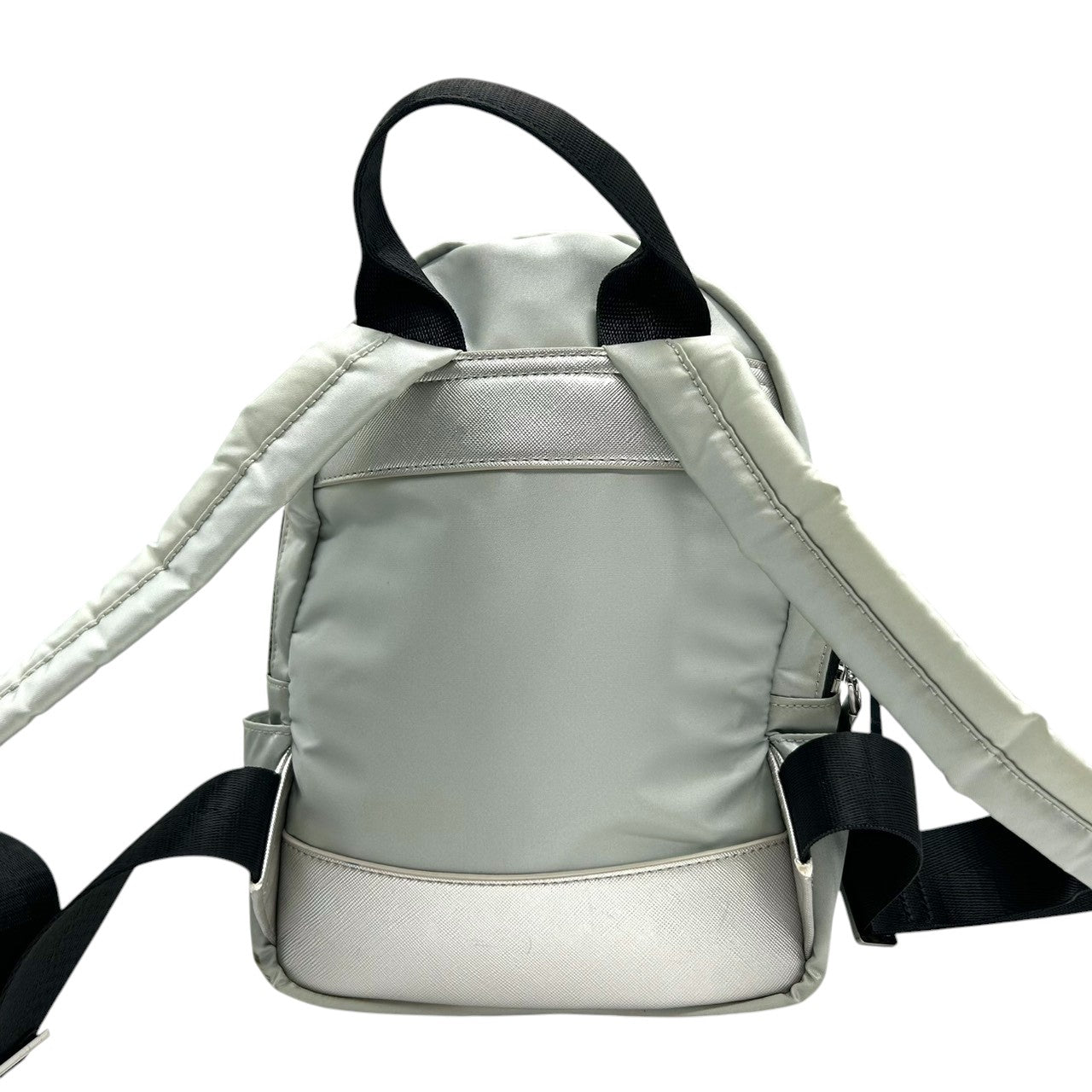 サマンサタバサ ミニリュック バックパック デイパック ナイロン メタリック シルバー ライトブルー ロゴ レディース 軽量 カジュアル フェミニン ガーリー 普段使い デート お出かけ U3