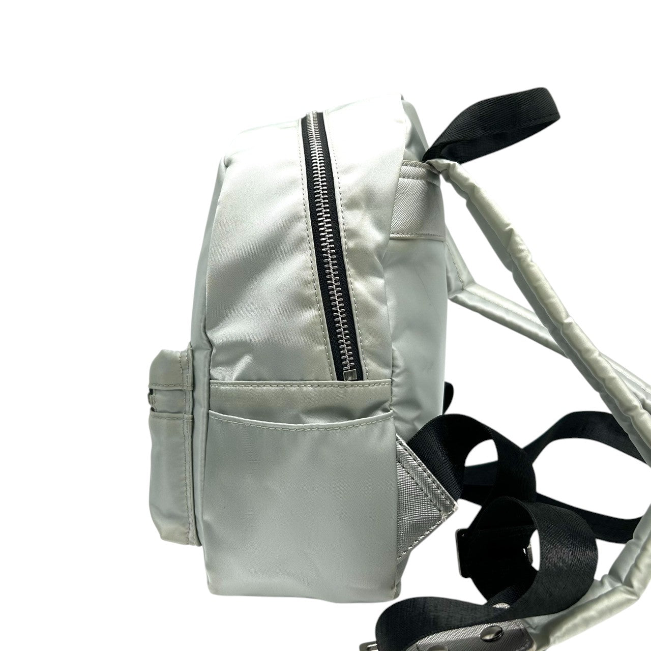 サマンサタバサ ミニリュック バックパック デイパック ナイロン メタリック シルバー ライトブルー ロゴ レディース 軽量 カジュアル フェミニン ガーリー 普段使い デート お出かけ U3