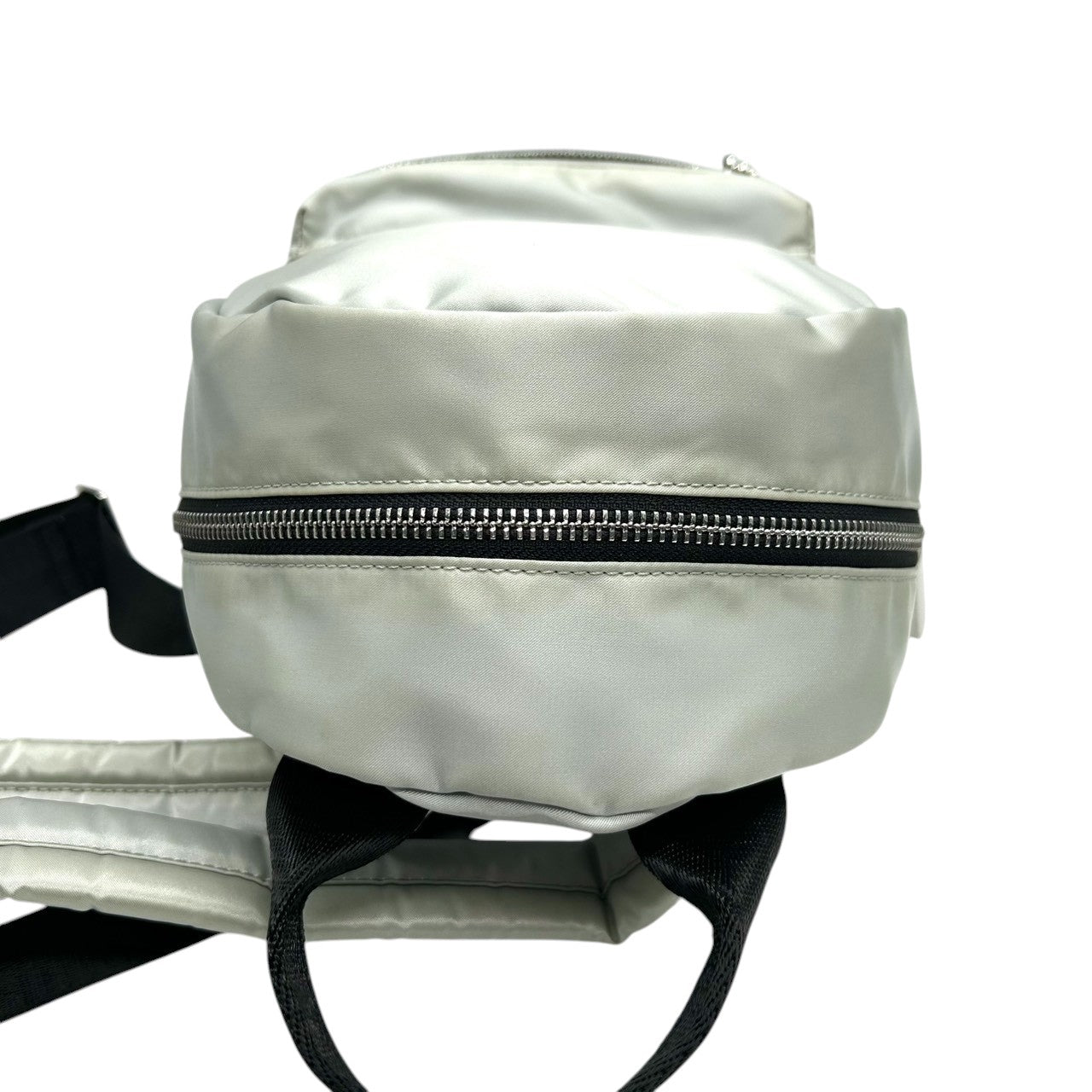 サマンサタバサ ミニリュック バックパック デイパック ナイロン メタリック シルバー ライトブルー ロゴ レディース 軽量 カジュアル フェミニン ガーリー 普段使い デート お出かけ U3