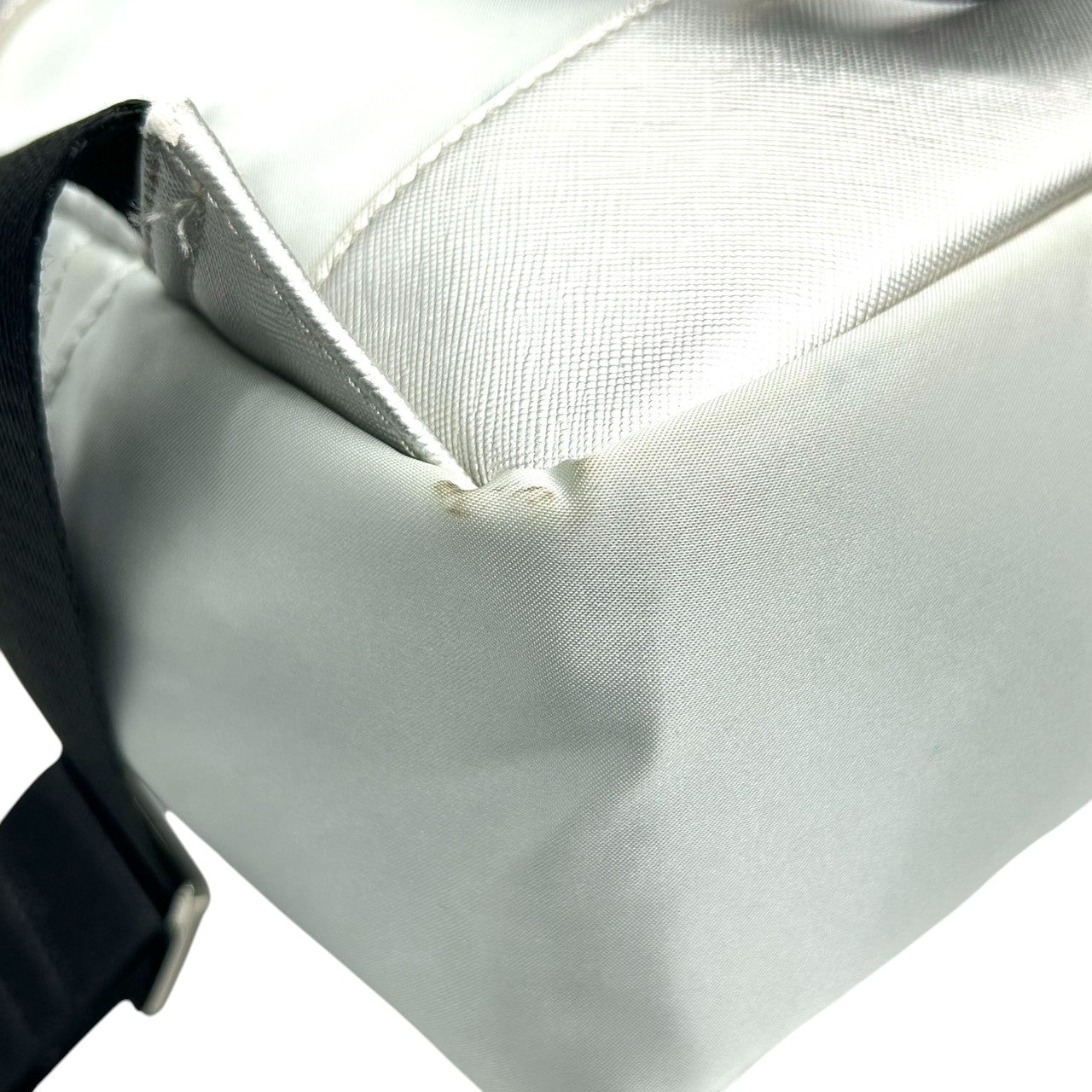 サマンサタバサ ミニリュック バックパック デイパック ナイロン メタリック シルバー ライトブルー ロゴ レディース 軽量 カジュアル フェミニン ガーリー 普段使い デート お出かけ U3