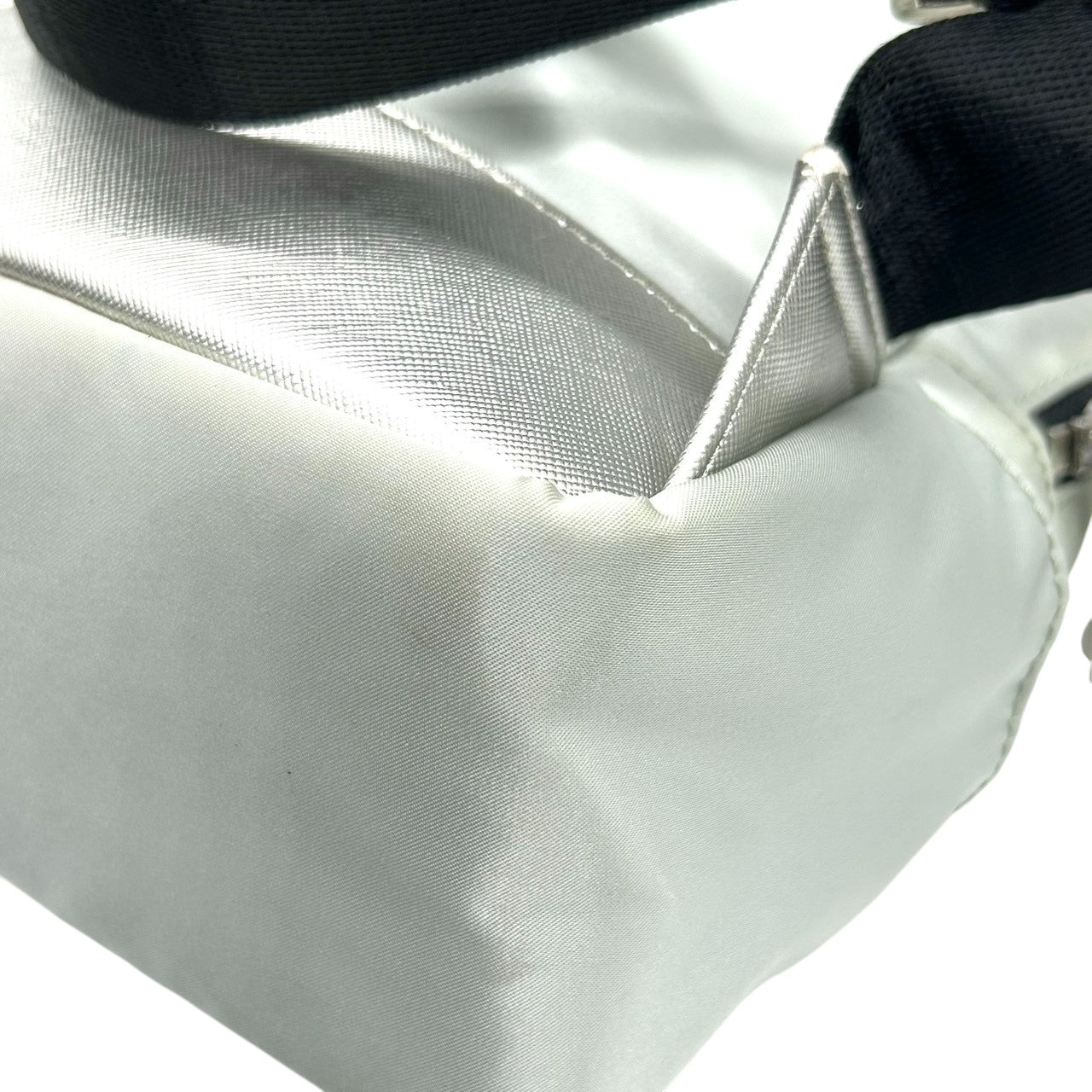 サマンサタバサ ミニリュック バックパック デイパック ナイロン メタリック シルバー ライトブルー ロゴ レディース 軽量 カジュアル フェミニン ガーリー 普段使い デート お出かけ U3