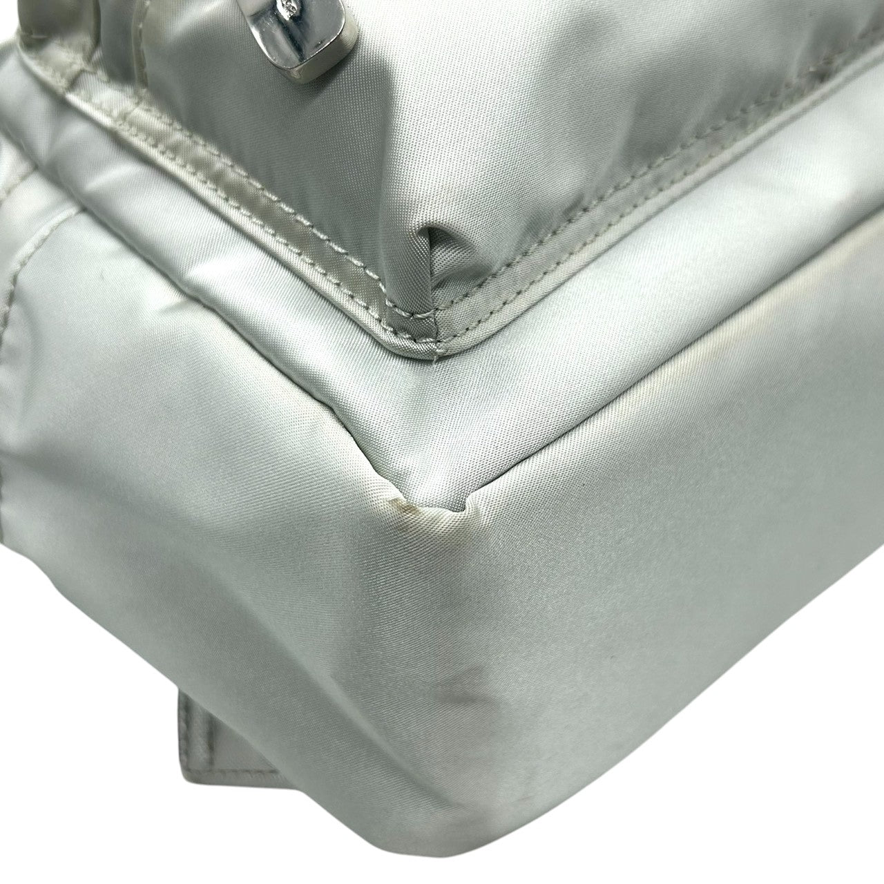 サマンサタバサ ミニリュック バックパック デイパック ナイロン メタリック シルバー ライトブルー ロゴ レディース 軽量 カジュアル フェミニン ガーリー 普段使い デート お出かけ U3