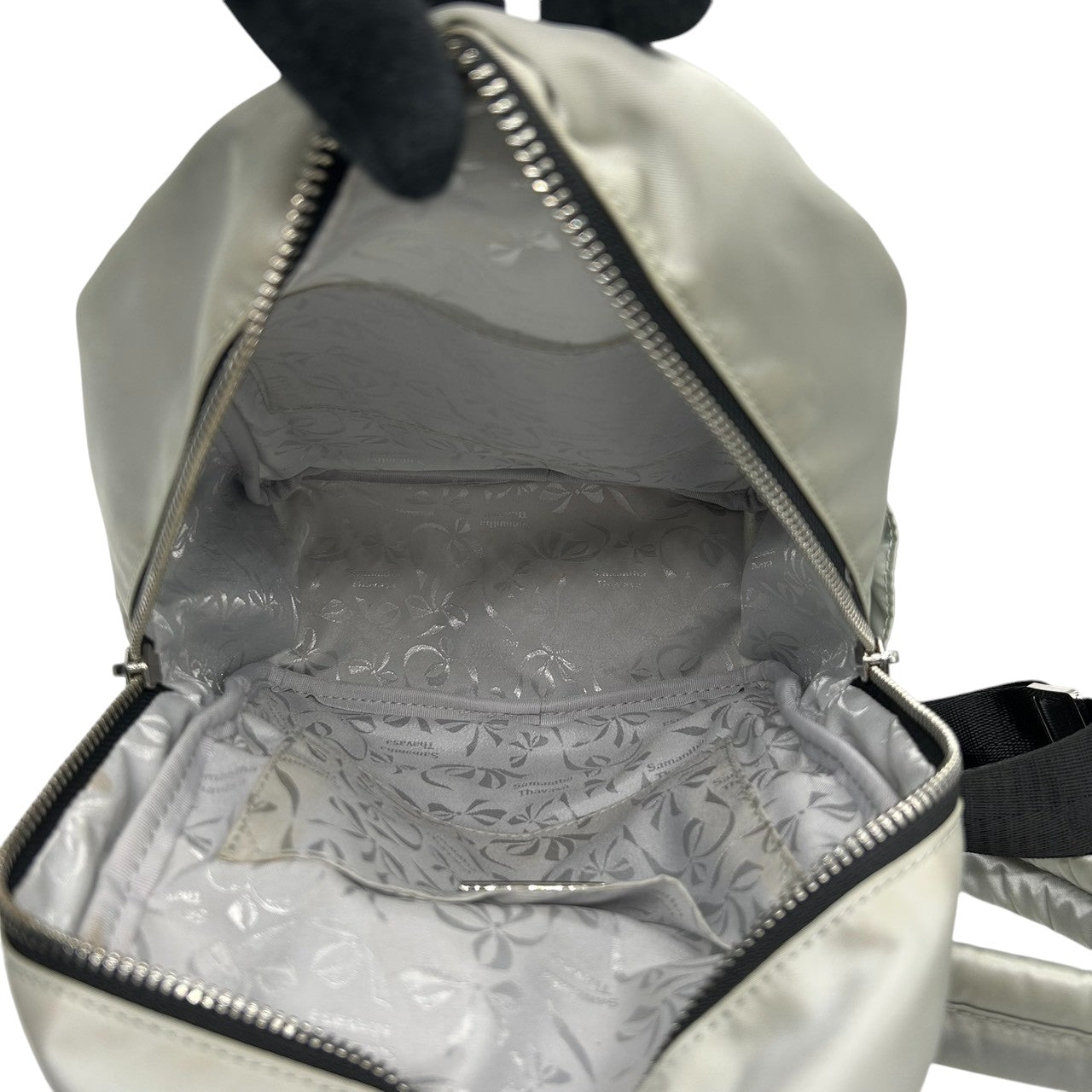 サマンサタバサ ミニリュック バックパック デイパック ナイロン メタリック シルバー ライトブルー ロゴ レディース 軽量 カジュアル フェミニン ガーリー 普段使い デート お出かけ U3