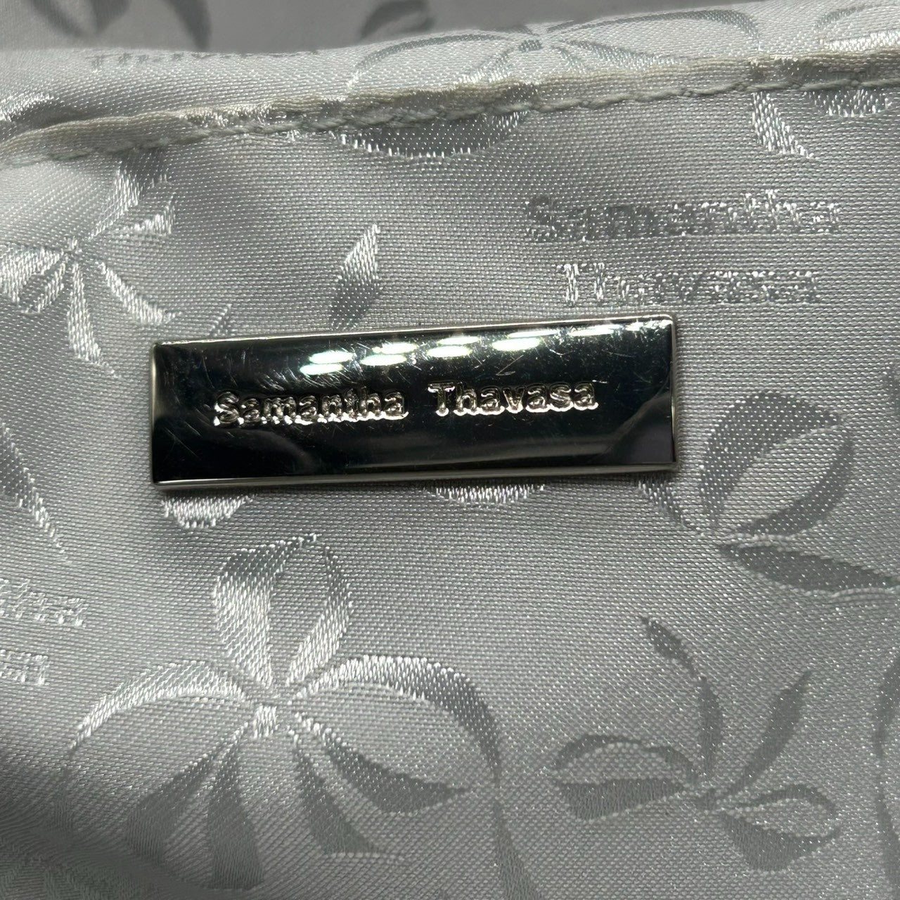 サマンサタバサ ミニリュック バックパック デイパック ナイロン メタリック シルバー ライトブルー ロゴ レディース 軽量 カジュアル フェミニン ガーリー 普段使い デート お出かけ U3