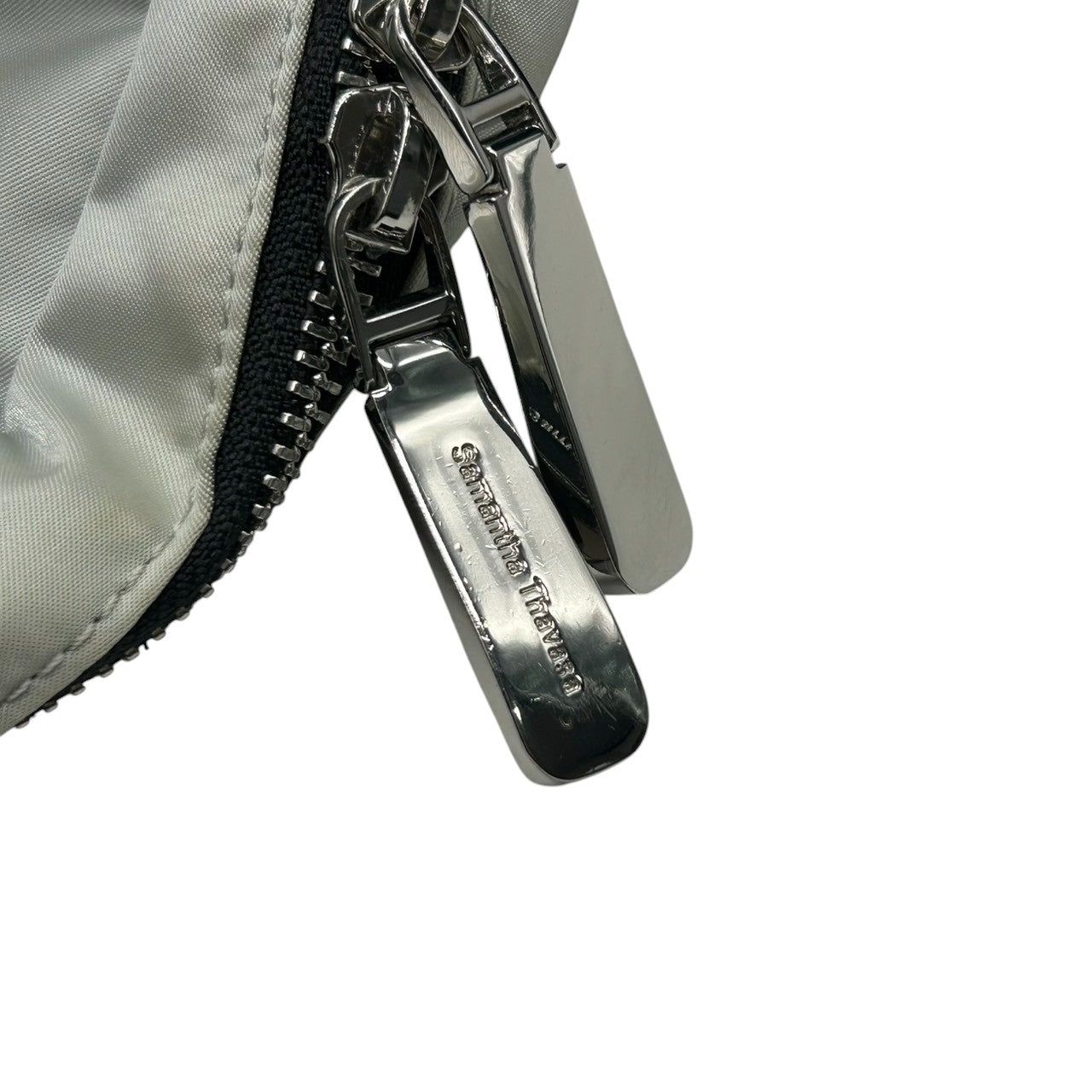 サマンサタバサ ミニリュック バックパック デイパック ナイロン メタリック シルバー ライトブルー ロゴ レディース 軽量 カジュアル フェミニン ガーリー 普段使い デート お出かけ U3