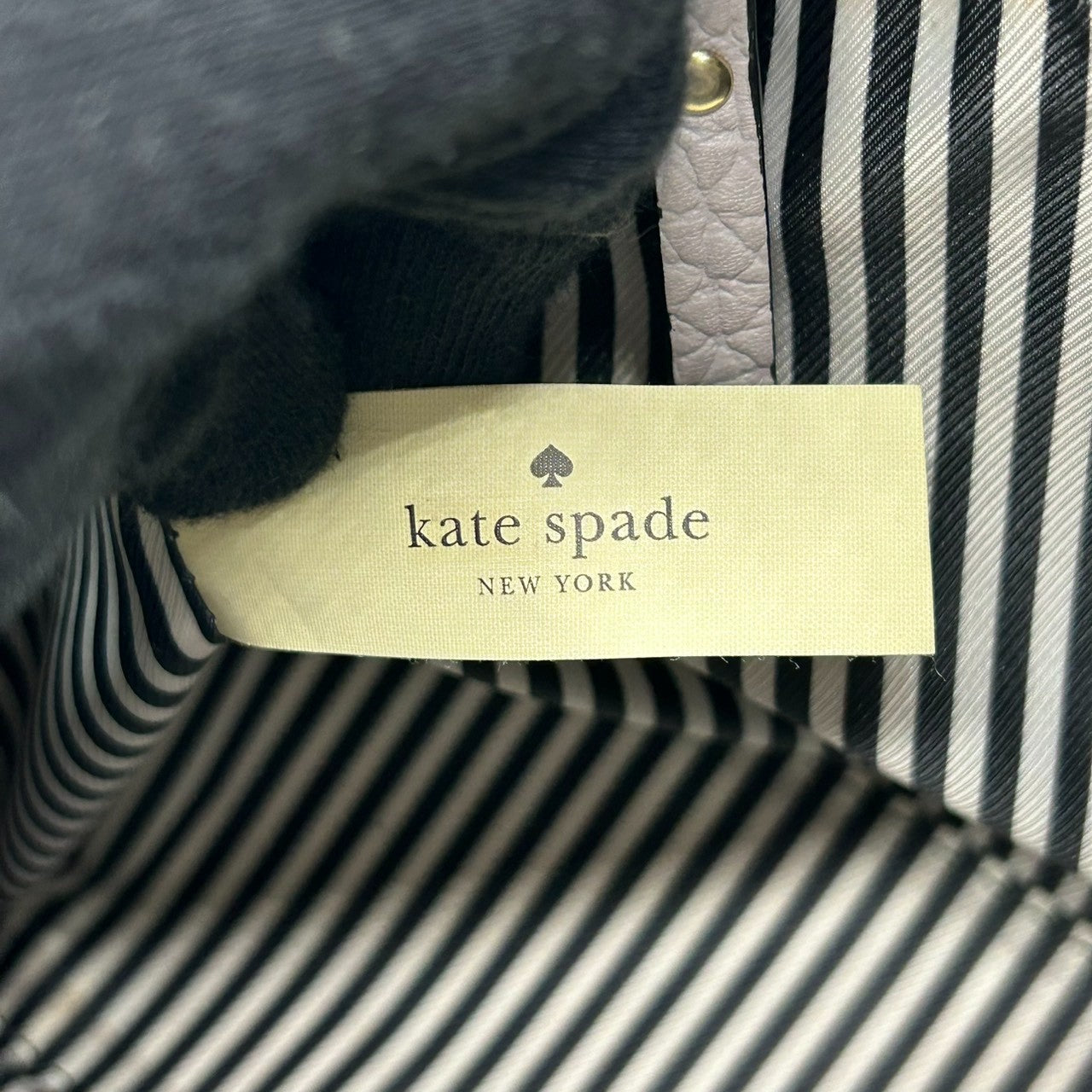 【美品】ケイトスペード 2WAY ハンドバッグ ショルダーバッグ 斜め掛け可 ミニボストン ドーム型 レザー パープル ラベンダー ゴールド金具 レディース エレガント フェミニン かわいい 通勤 デート 自立可 s41