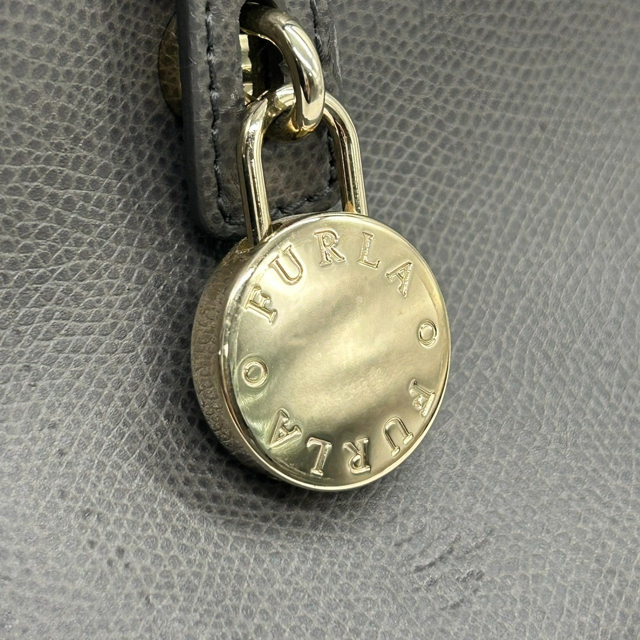 【訳あり】フルラ FURLA パイパー ハンドバッグ ドーム型 自立可 レザー サフィアーノ グレー ゴールド金具 カデナ 南京錠 レディース 通勤 通学 ビジネス フォーマル エレガント 上品 s77
