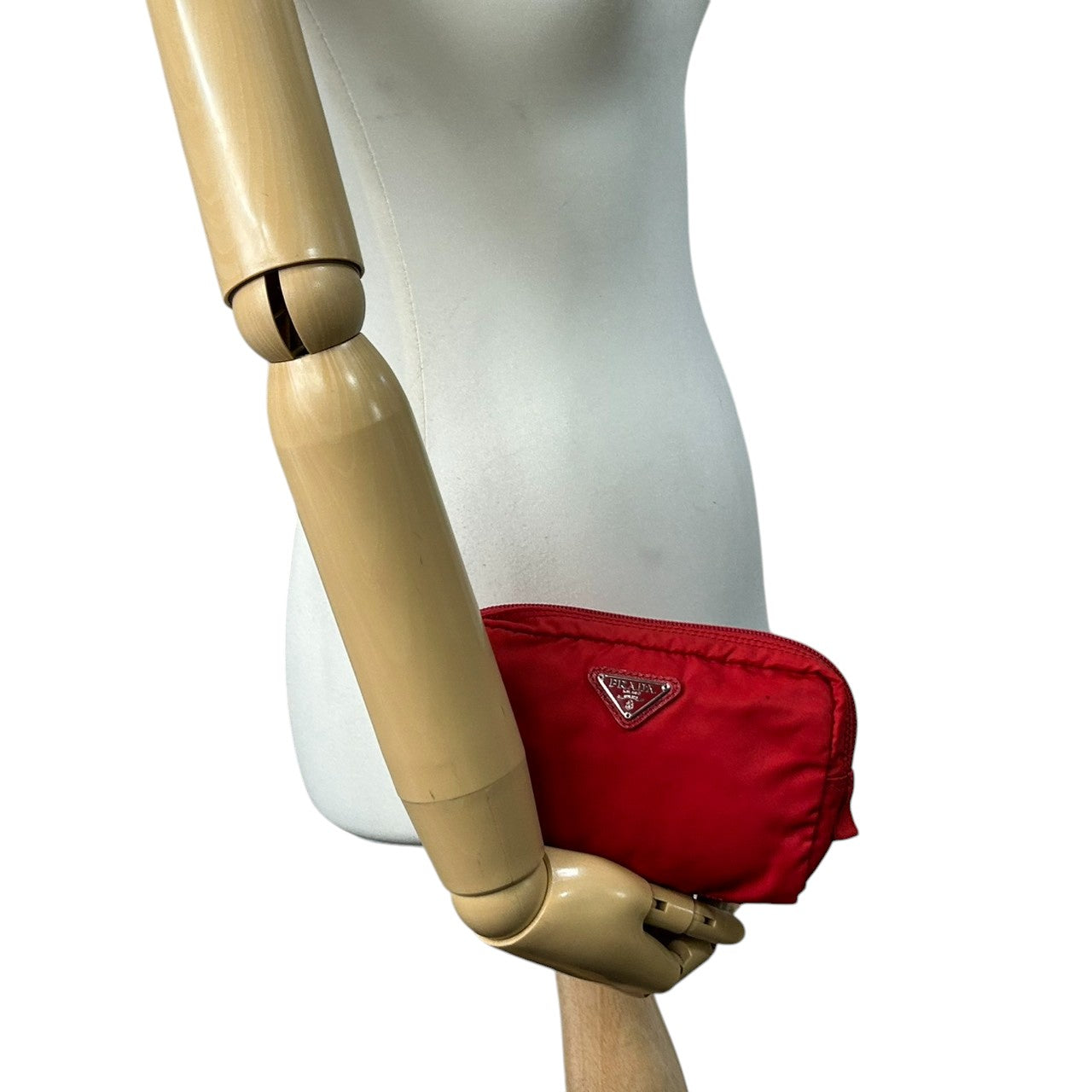 プラダ PRADA ポーチ 化粧ポーチ コスメポーチ 小物入れ 三角ロゴプレート トライアングルロゴ テスートナイロン レッド 赤 レディース コンパクト 定番 人気 おしゃれ かわいい ヴィンテージ s77