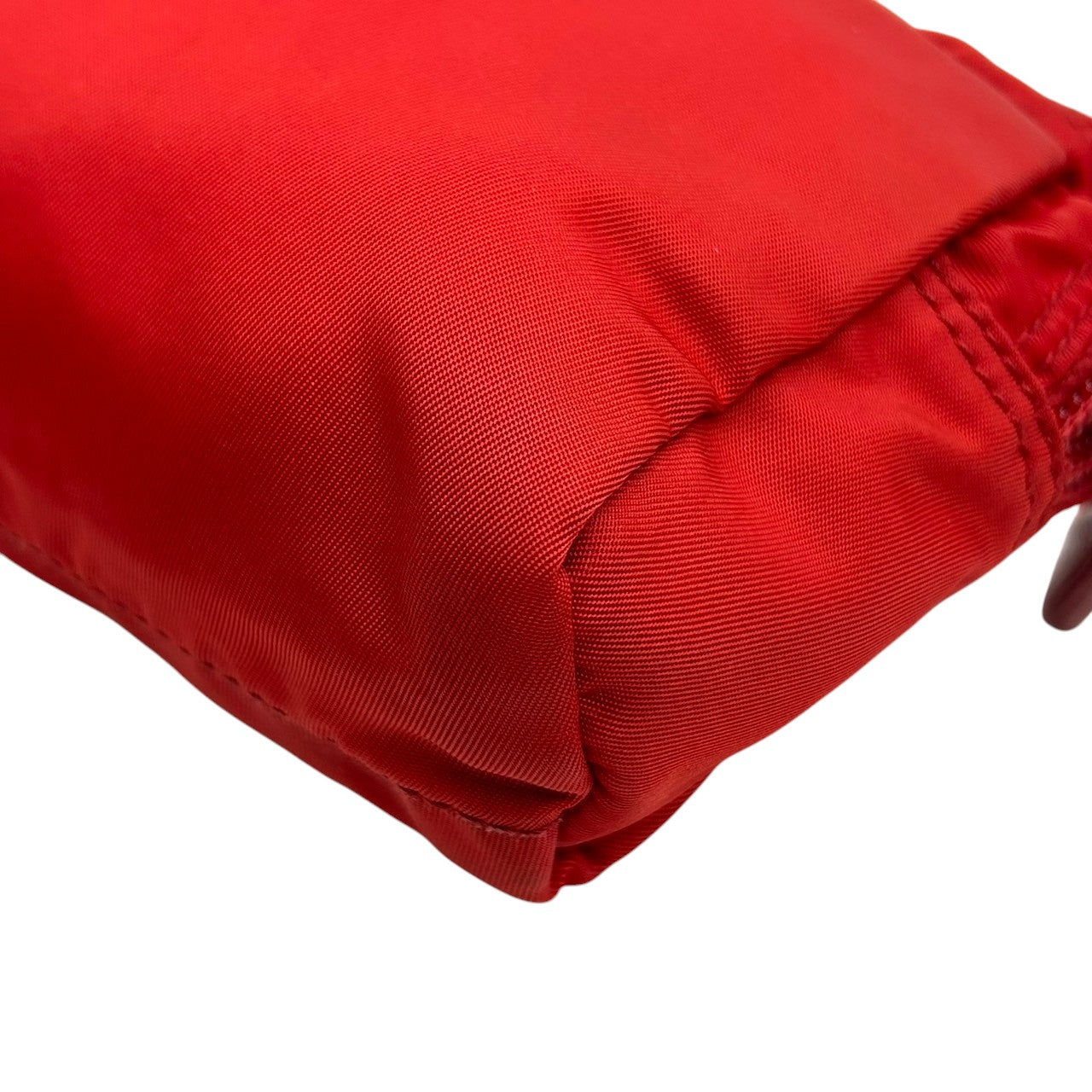 プラダ PRADA ポーチ 化粧ポーチ コスメポーチ 小物入れ 三角ロゴプレート トライアングルロゴ テスートナイロン レッド 赤 レディース コンパクト 定番 人気 おしゃれ かわいい ヴィンテージ s77