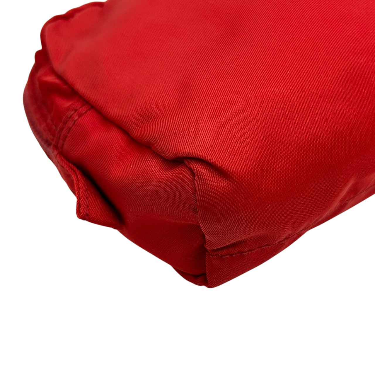 プラダ PRADA ポーチ 化粧ポーチ コスメポーチ 小物入れ 三角ロゴプレート トライアングルロゴ テスートナイロン レッド 赤 レディース コンパクト 定番 人気 おしゃれ かわいい ヴィンテージ s77