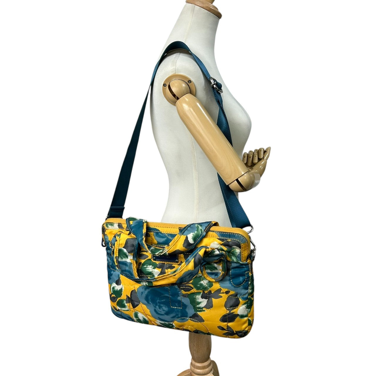 【美品】マークバイマークジェイコブス PCケース ビジネスバッグ 2WAY ショルダーバッグ 斜め掛け可 花柄 ナイロン イエロー A4収納可 ラップトップケース 13インチ 14インチ レディース ポップ おしゃれ s77