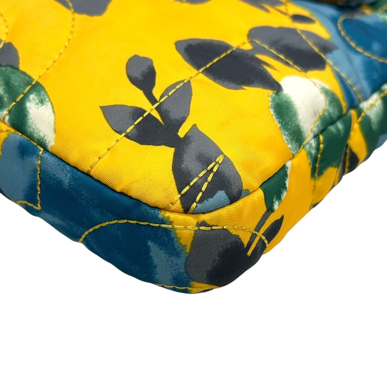 【美品】マークバイマークジェイコブス PCケース ビジネスバッグ 2WAY ショルダーバッグ 斜め掛け可 花柄 ナイロン イエロー A4収納可 ラップトップケース 13インチ 14インチ レディース ポップ おしゃれ s77